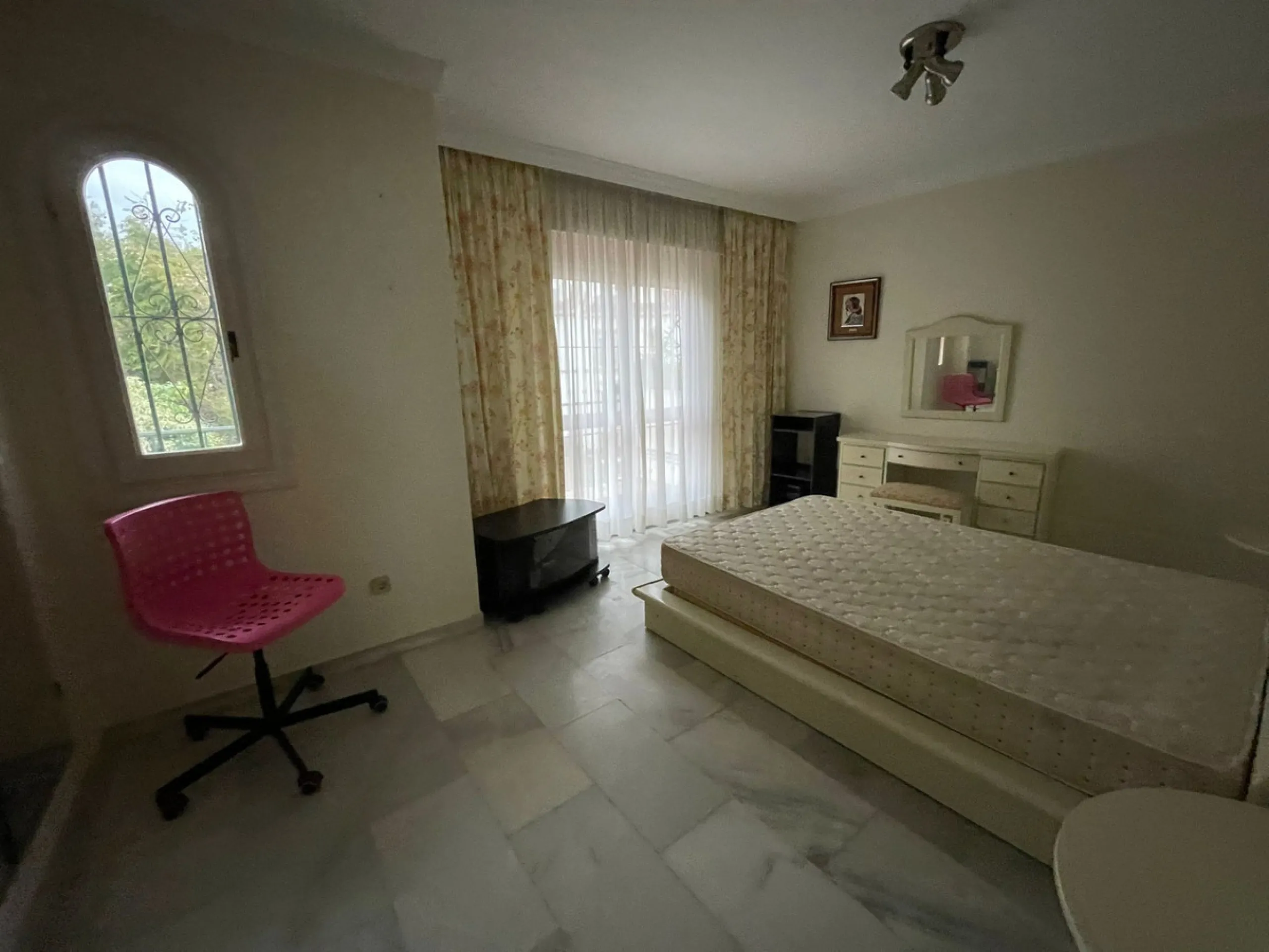 Townhouse - Terraced, Estepona, Costa del Sol.5 Bedrooms, 3 Bathrooms, Built 400 sqm, Terrace 100 sqm, Garden/Plot 200 sqm. Setting : Town, Commercial Area, Village, Close To Shops, Close To Schools. Orientation : North, West. Condition : Excellent. Clima