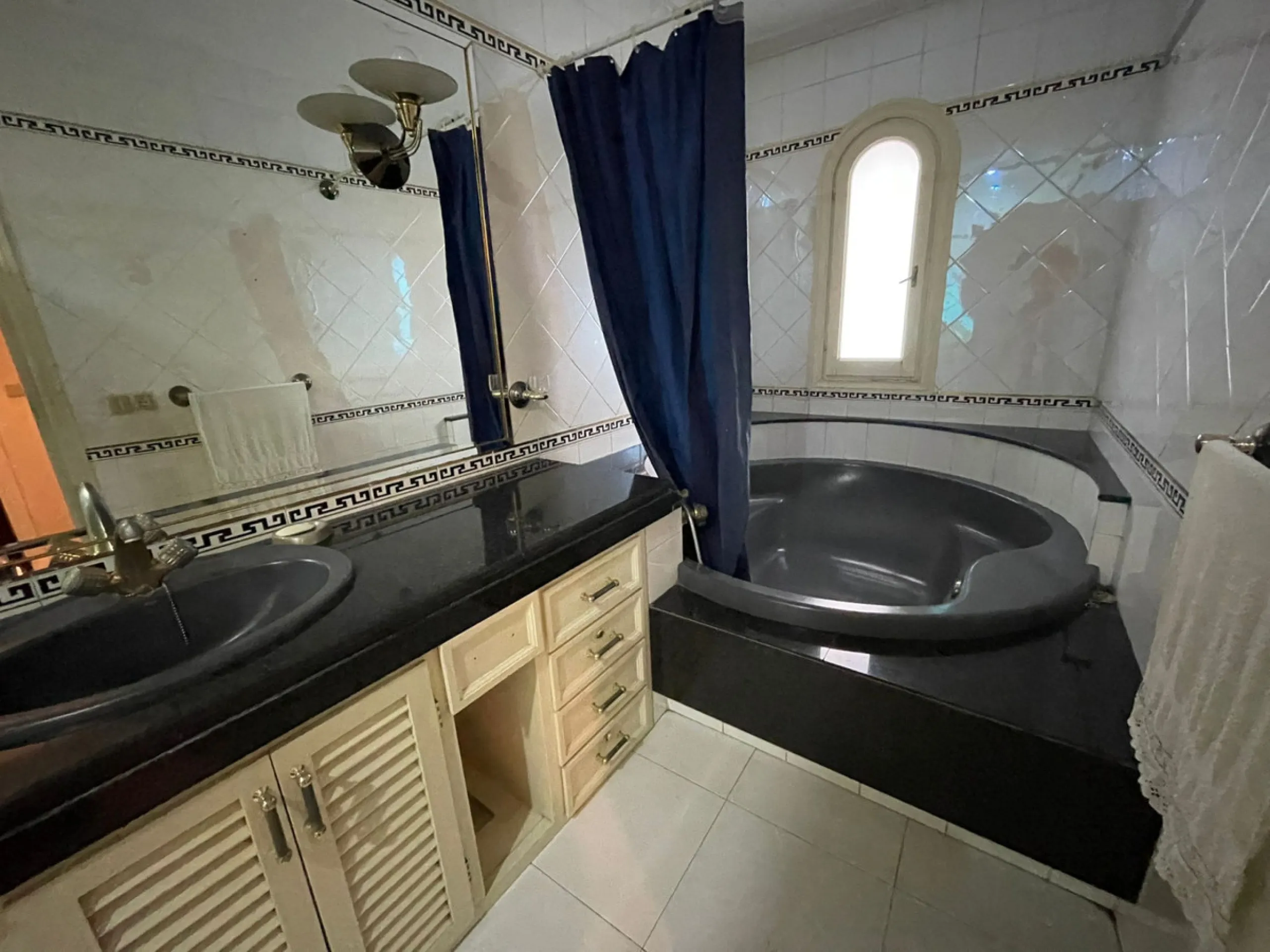 Townhouse - Terraced, Estepona, Costa del Sol.5 Bedrooms, 3 Bathrooms, Built 400 sqm, Terrace 100 sqm, Garden/Plot 200 sqm. Setting : Town, Commercial Area, Village, Close To Shops, Close To Schools. Orientation : North, West. Condition : Excellent. Clima
