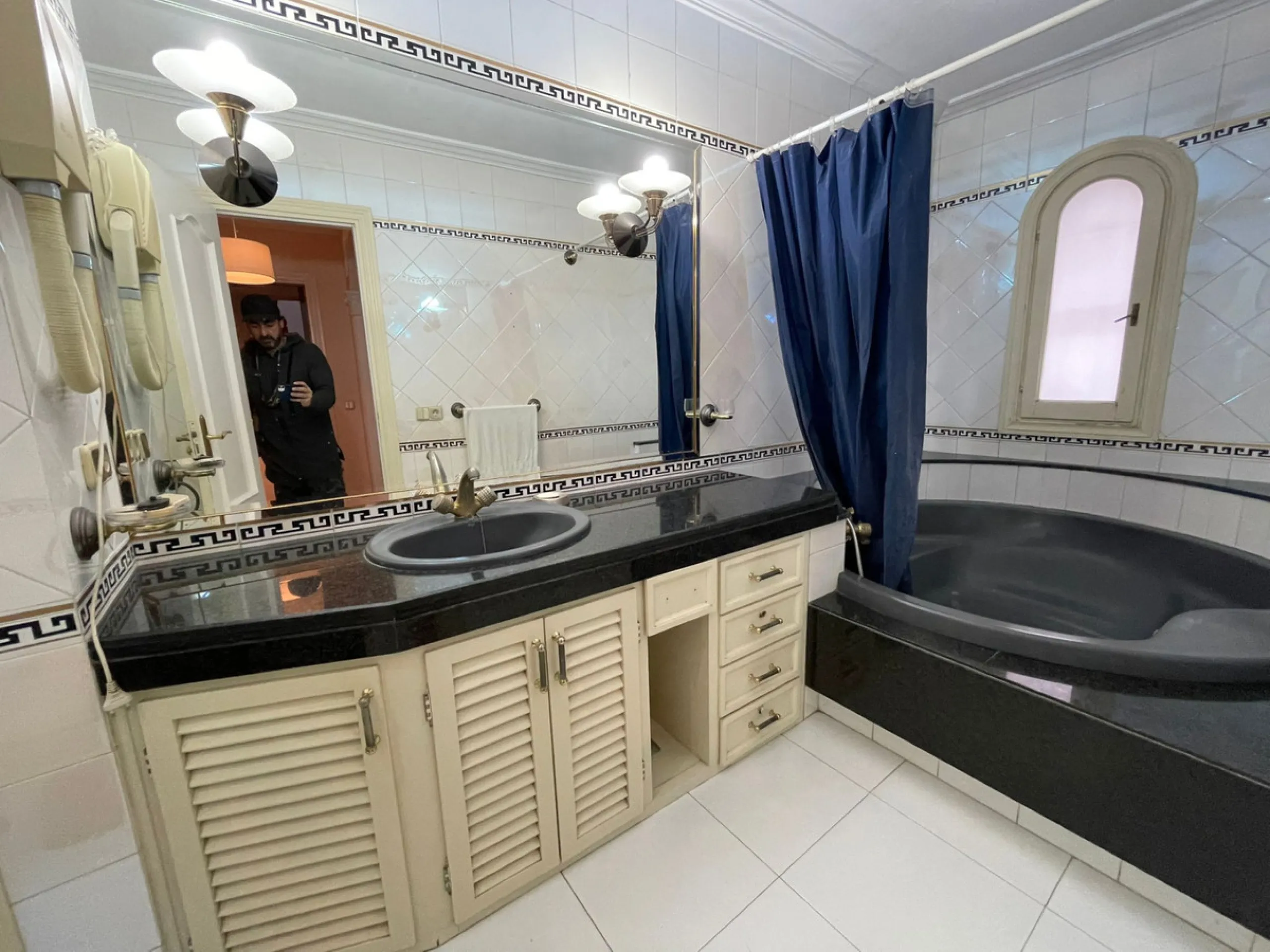 Townhouse - Terraced, Estepona, Costa del Sol.5 Bedrooms, 3 Bathrooms, Built 400 sqm, Terrace 100 sqm, Garden/Plot 200 sqm. Setting : Town, Commercial Area, Village, Close To Shops, Close To Schools. Orientation : North, West. Condition : Excellent. Clima