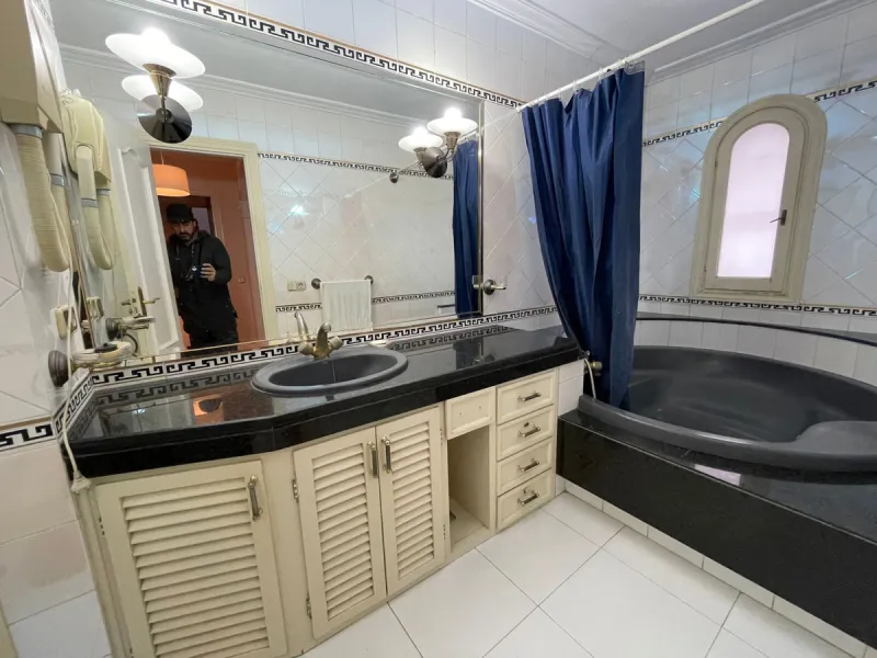 Townhouse - Terraced, Estepona, Costa del Sol.5 Bedrooms, 3 Bathrooms, Built 400 sqm, Terrace 100 sqm, Garden/Plot 200 sqm. Setting : Town, Commercial Area, Village, Close To Shops, Close To Schools. Orientation : North, West. Condition : Excellent. Clima
