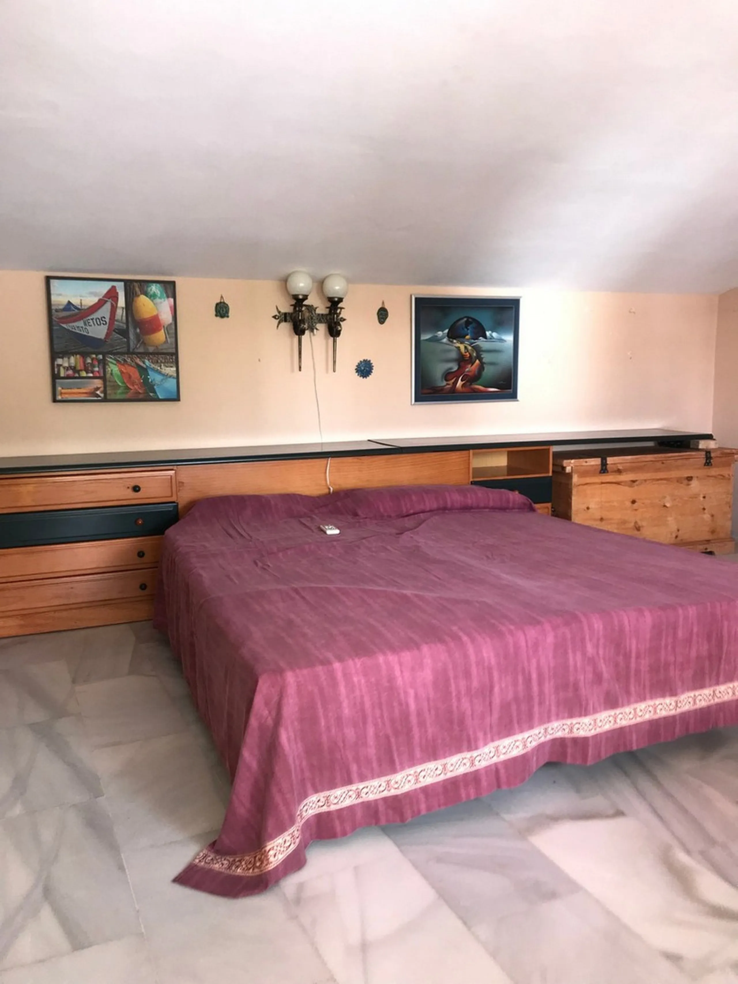 Townhouse - Terraced, Estepona, Costa del Sol.5 Bedrooms, 3 Bathrooms, Built 400 sqm, Terrace 100 sqm, Garden/Plot 200 sqm. Setting : Town, Commercial Area, Village, Close To Shops, Close To Schools. Orientation : North, West. Condition : Excellent. Clima
