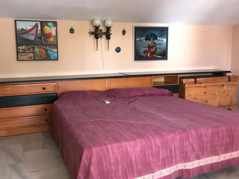 Townhouse - Terraced, Estepona, Costa del Sol.5 Bedrooms, 3 Bathrooms, Built 400 sqm, Terrace 100 sqm, Garden/Plot 200 sqm. Setting : Town, Commercial Area, Village, Close To Shops, Close To Schools. Orientation : North, West. Condition : Excellent. Clima