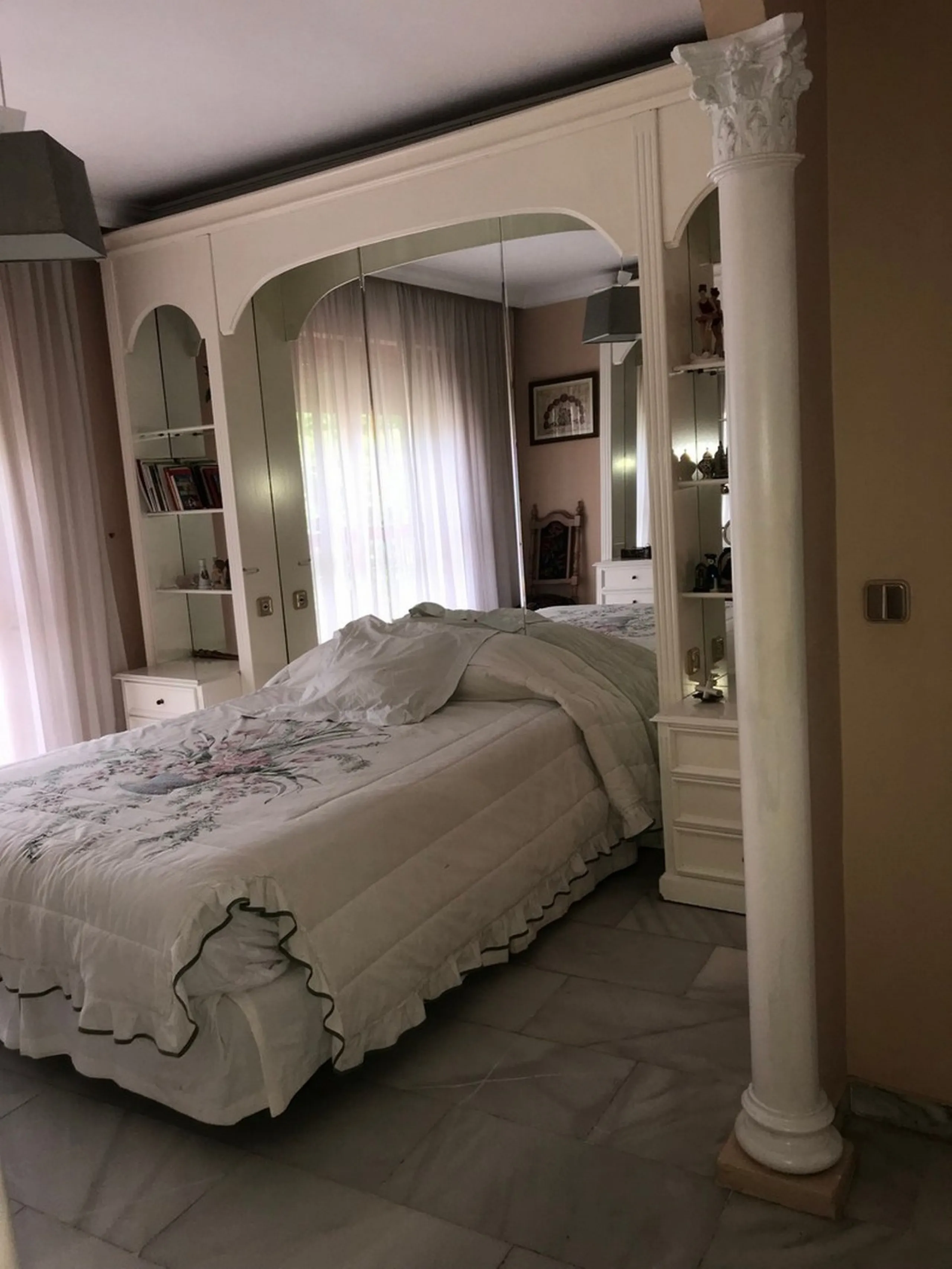 Townhouse - Terraced, Estepona, Costa del Sol.5 Bedrooms, 3 Bathrooms, Built 400 sqm, Terrace 100 sqm, Garden/Plot 200 sqm. Setting : Town, Commercial Area, Village, Close To Shops, Close To Schools. Orientation : North, West. Condition : Excellent. Clima