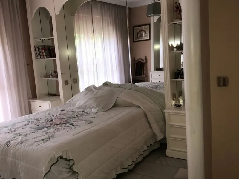 Townhouse - Terraced, Estepona, Costa del Sol.5 Bedrooms, 3 Bathrooms, Built 400 sqm, Terrace 100 sqm, Garden/Plot 200 sqm. Setting : Town, Commercial Area, Village, Close To Shops, Close To Schools. Orientation : North, West. Condition : Excellent. Clima