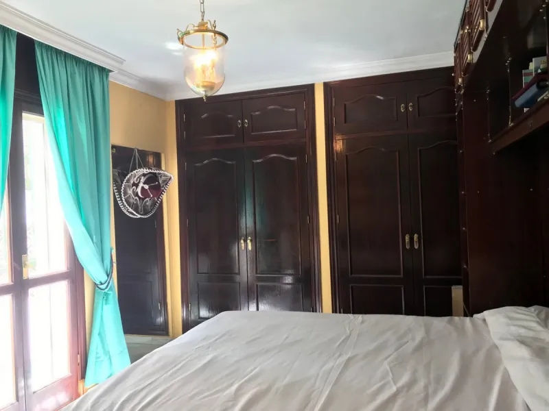 Townhouse - Terraced, Estepona, Costa del Sol.5 Bedrooms, 3 Bathrooms, Built 400 sqm, Terrace 100 sqm, Garden/Plot 200 sqm. Setting : Town, Commercial Area, Village, Close To Shops, Close To Schools. Orientation : North, West. Condition : Excellent. Clima