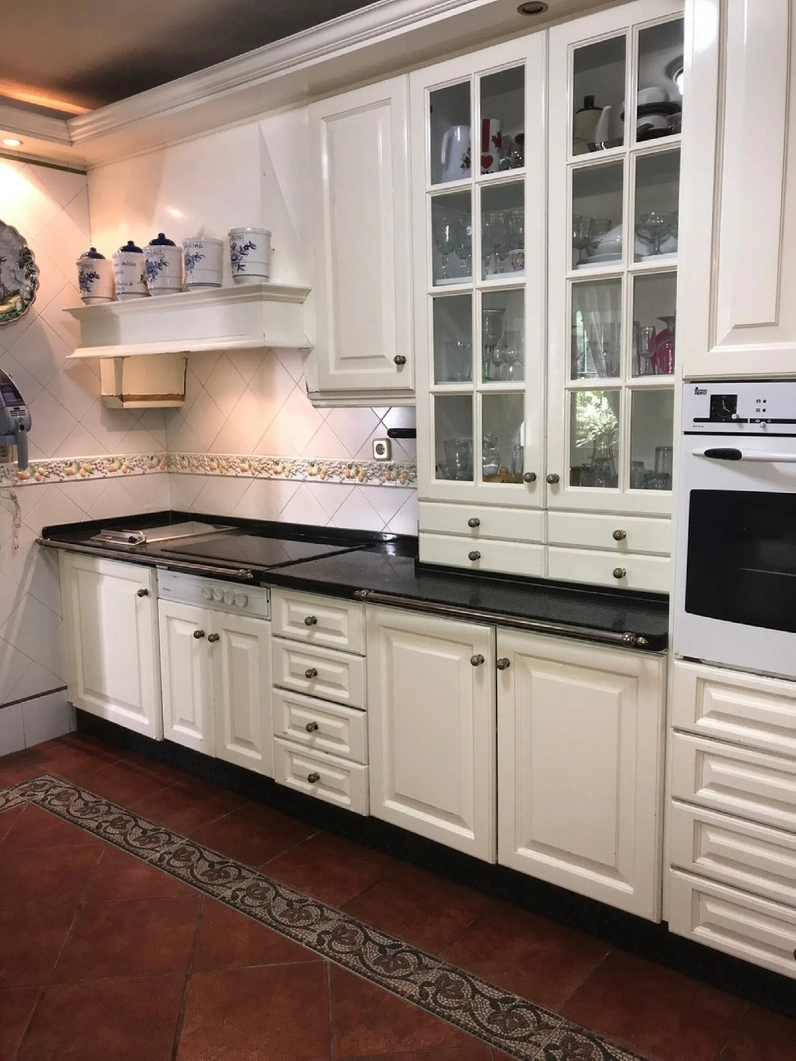 Townhouse - Terraced, Estepona, Costa del Sol.5 Bedrooms, 3 Bathrooms, Built 400 sqm, Terrace 100 sqm, Garden/Plot 200 sqm. Setting : Town, Commercial Area, Village, Close To Shops, Close To Schools. Orientation : North, West. Condition : Excellent. Clima