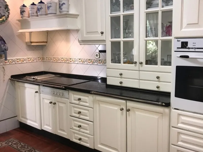 Townhouse - Terraced, Estepona, Costa del Sol.5 Bedrooms, 3 Bathrooms, Built 400 sqm, Terrace 100 sqm, Garden/Plot 200 sqm. Setting : Town, Commercial Area, Village, Close To Shops, Close To Schools. Orientation : North, West. Condition : Excellent. Clima