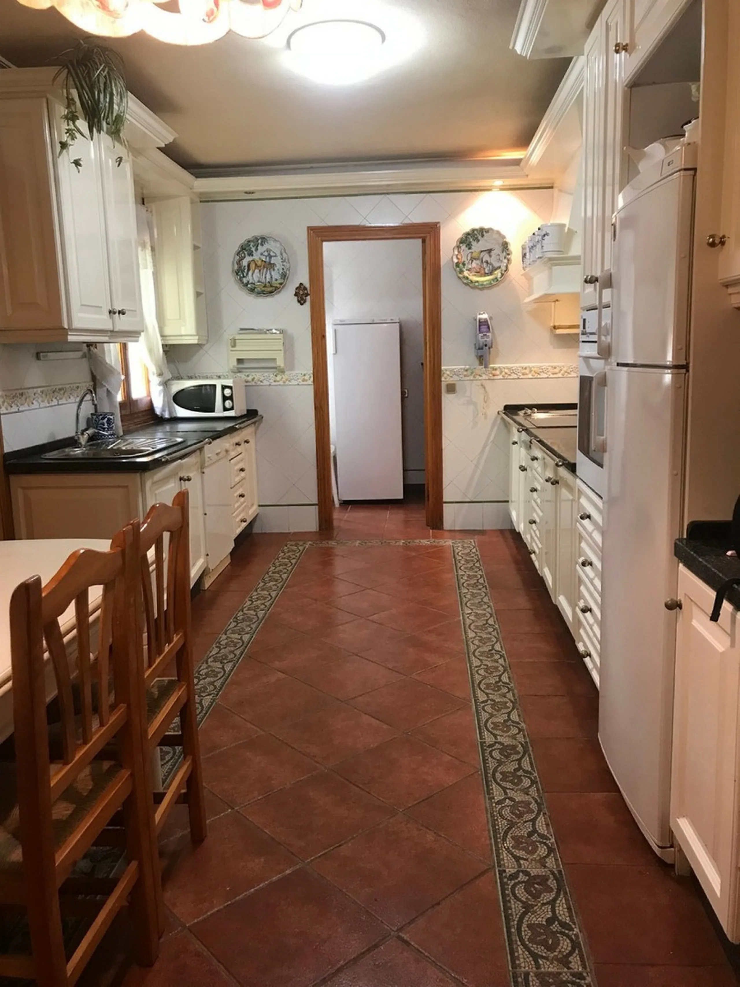 Townhouse - Terraced, Estepona, Costa del Sol.5 Bedrooms, 3 Bathrooms, Built 400 sqm, Terrace 100 sqm, Garden/Plot 200 sqm. Setting : Town, Commercial Area, Village, Close To Shops, Close To Schools. Orientation : North, West. Condition : Excellent. Clima
