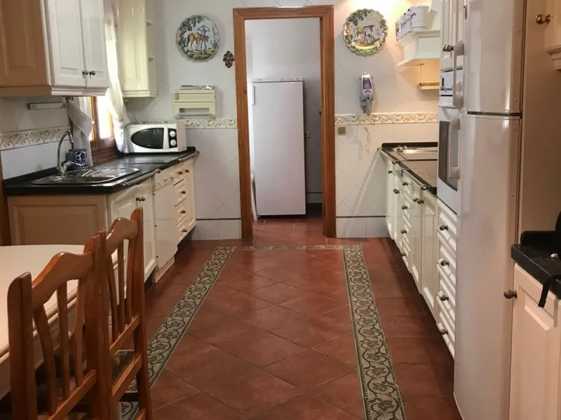 Townhouse - Terraced, Estepona, Costa del Sol.5 Bedrooms, 3 Bathrooms, Built 400 sqm, Terrace 100 sqm, Garden/Plot 200 sqm. Setting : Town, Commercial Area, Village, Close To Shops, Close To Schools. Orientation : North, West. Condition : Excellent. Clima