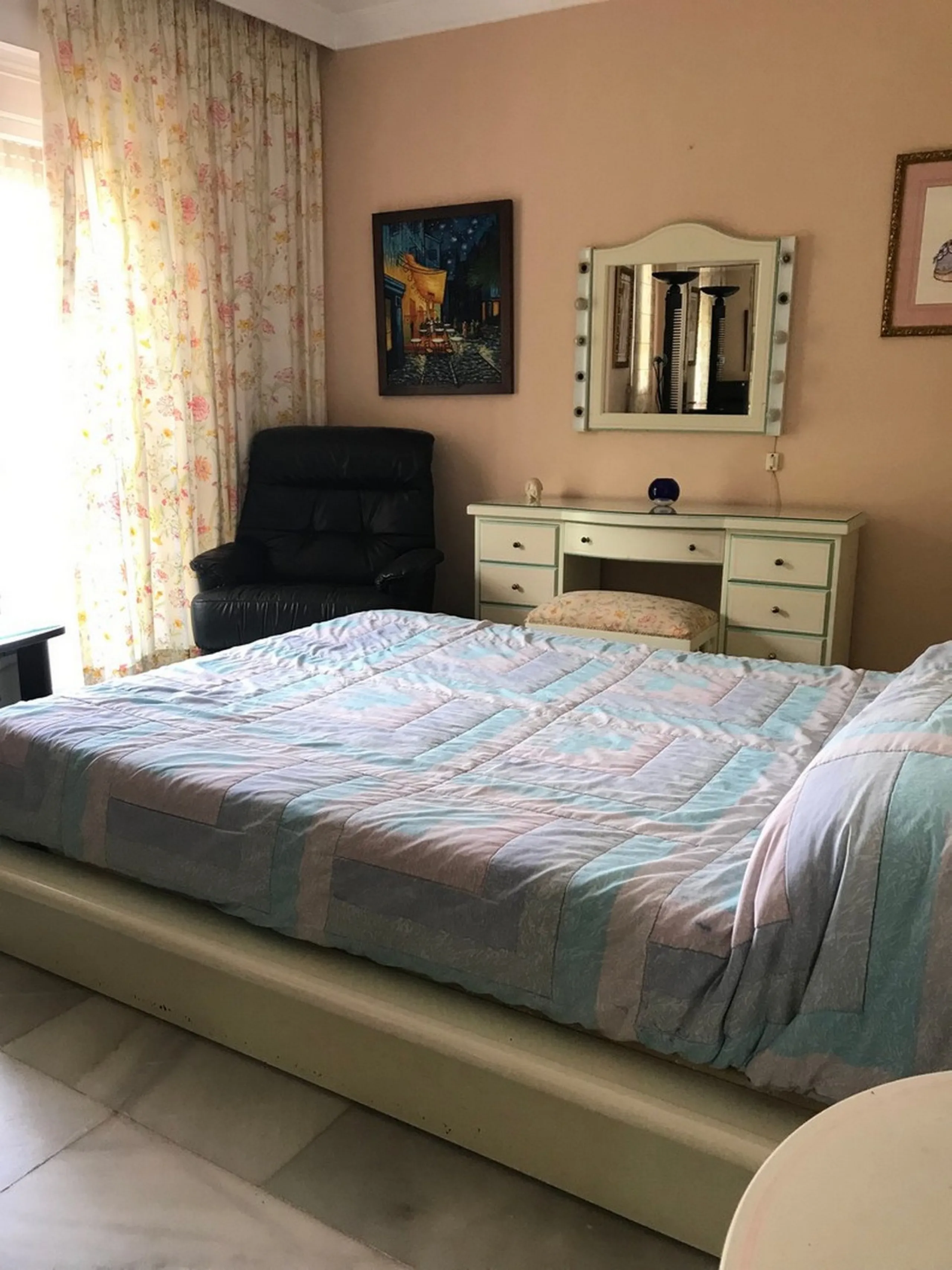 Townhouse - Terraced, Estepona, Costa del Sol.5 Bedrooms, 3 Bathrooms, Built 400 sqm, Terrace 100 sqm, Garden/Plot 200 sqm. Setting : Town, Commercial Area, Village, Close To Shops, Close To Schools. Orientation : North, West. Condition : Excellent. Clima