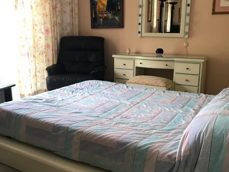 Townhouse - Terraced, Estepona, Costa del Sol.5 Bedrooms, 3 Bathrooms, Built 400 sqm, Terrace 100 sqm, Garden/Plot 200 sqm. Setting : Town, Commercial Area, Village, Close To Shops, Close To Schools. Orientation : North, West. Condition : Excellent. Clima