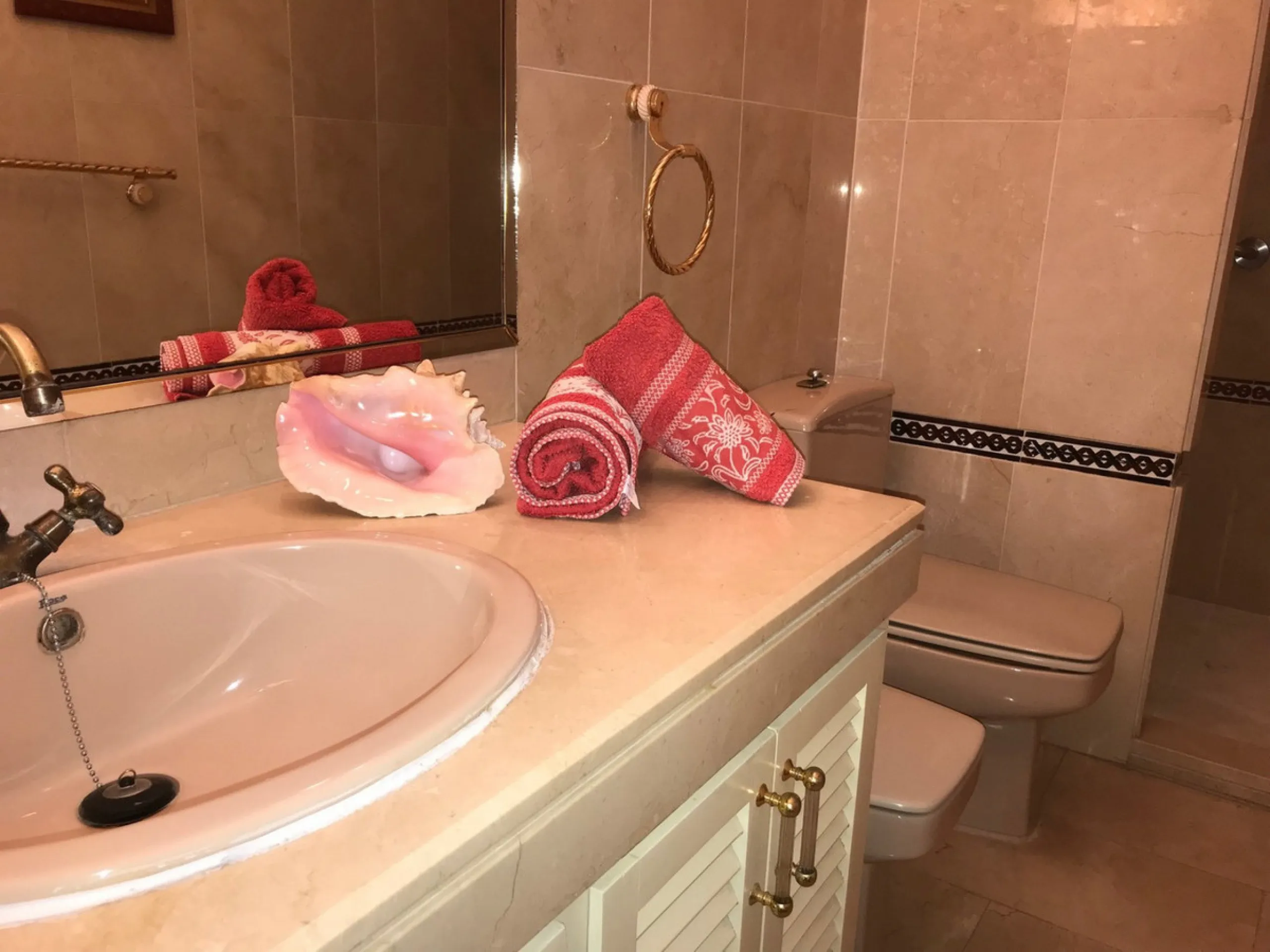 Townhouse - Terraced, Estepona, Costa del Sol.5 Bedrooms, 3 Bathrooms, Built 400 sqm, Terrace 100 sqm, Garden/Plot 200 sqm. Setting : Town, Commercial Area, Village, Close To Shops, Close To Schools. Orientation : North, West. Condition : Excellent. Clima