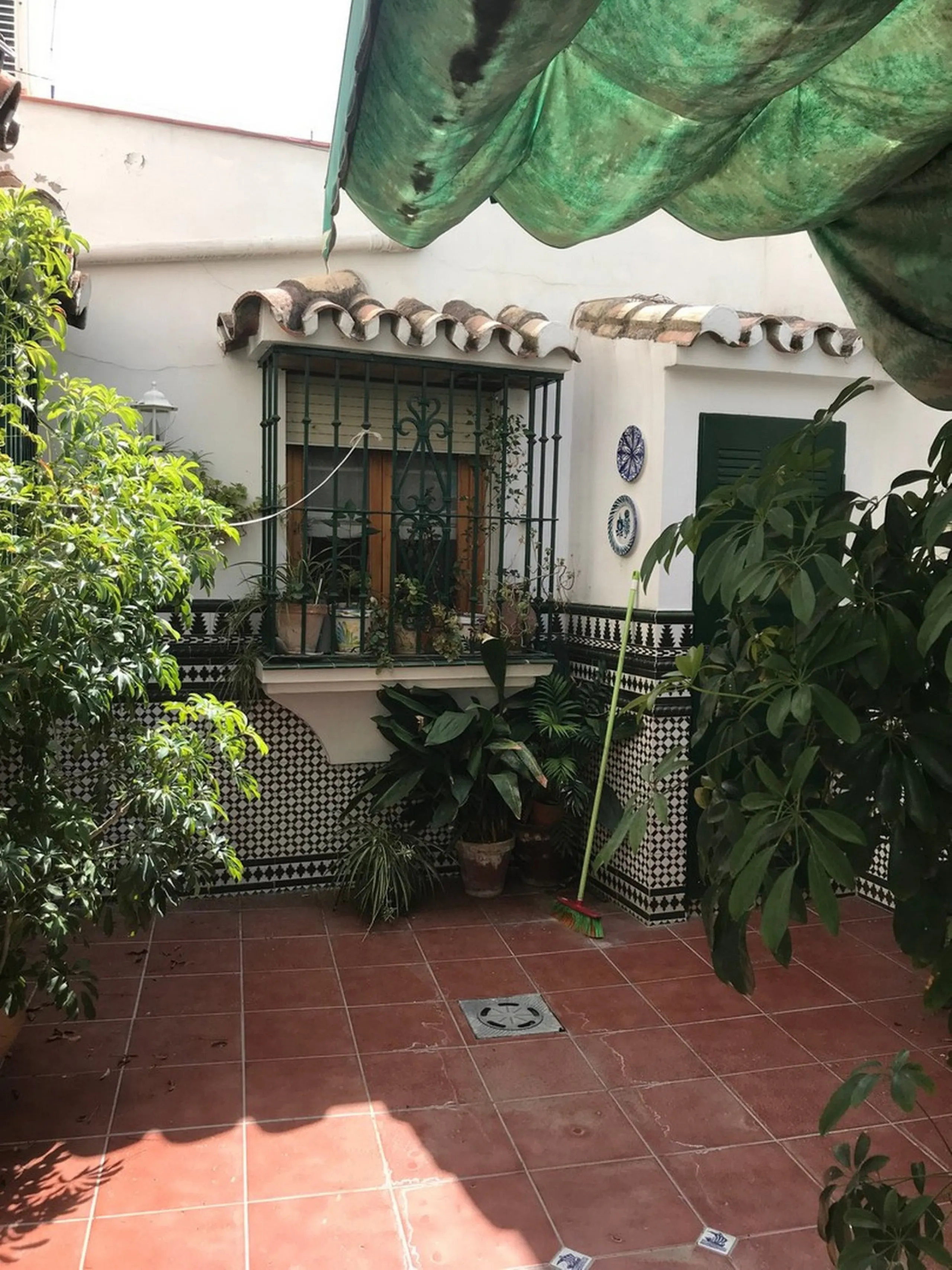 Townhouse - Terraced, Estepona, Costa del Sol.5 Bedrooms, 3 Bathrooms, Built 400 sqm, Terrace 100 sqm, Garden/Plot 200 sqm. Setting : Town, Commercial Area, Village, Close To Shops, Close To Schools. Orientation : North, West. Condition : Excellent. Clima