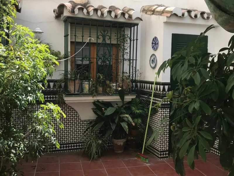 Townhouse - Terraced, Estepona, Costa del Sol.5 Bedrooms, 3 Bathrooms, Built 400 sqm, Terrace 100 sqm, Garden/Plot 200 sqm. Setting : Town, Commercial Area, Village, Close To Shops, Close To Schools. Orientation : North, West. Condition : Excellent. Clima