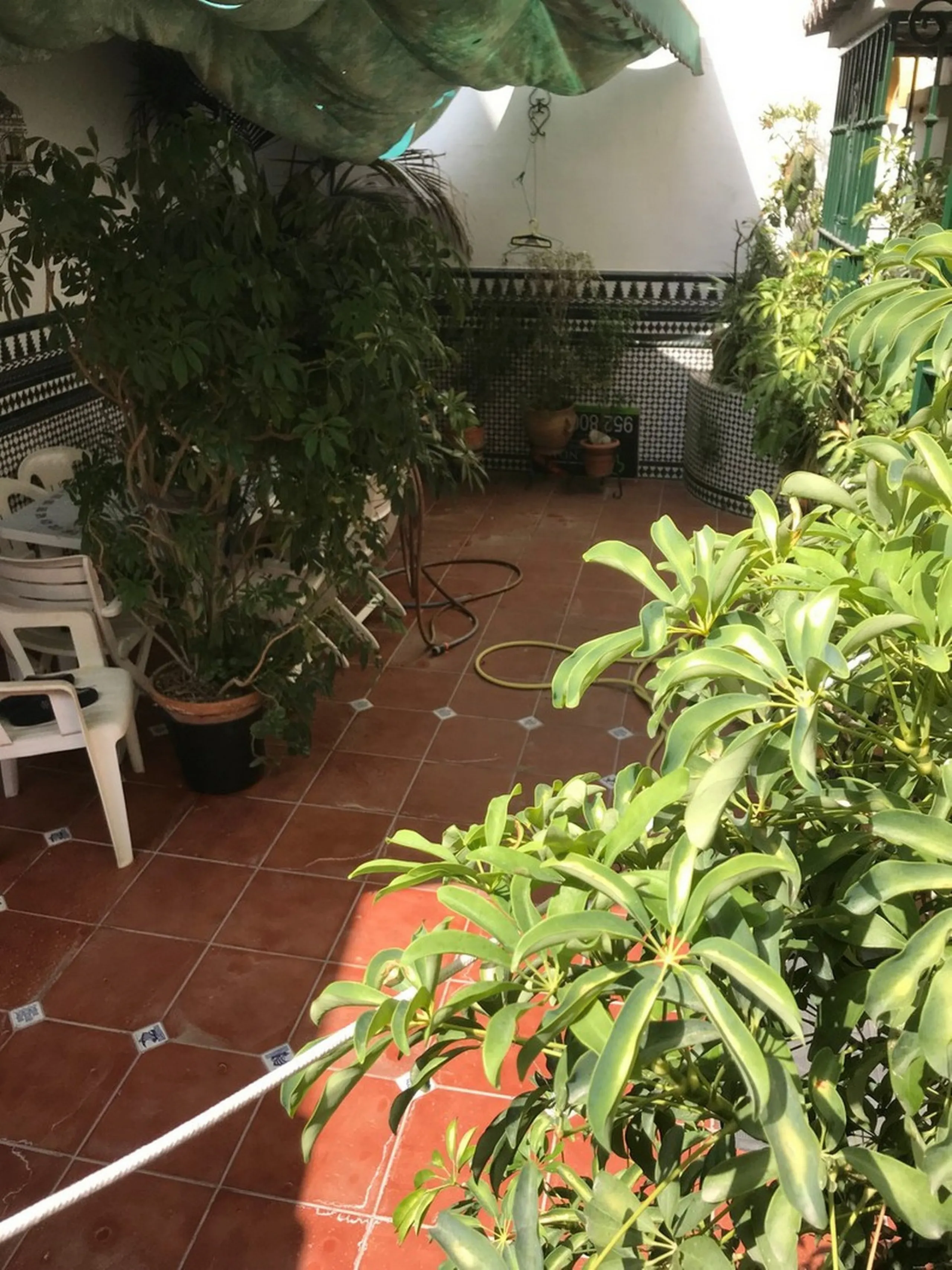 Townhouse - Terraced, Estepona, Costa del Sol.5 Bedrooms, 3 Bathrooms, Built 400 sqm, Terrace 100 sqm, Garden/Plot 200 sqm. Setting : Town, Commercial Area, Village, Close To Shops, Close To Schools. Orientation : North, West. Condition : Excellent. Clima