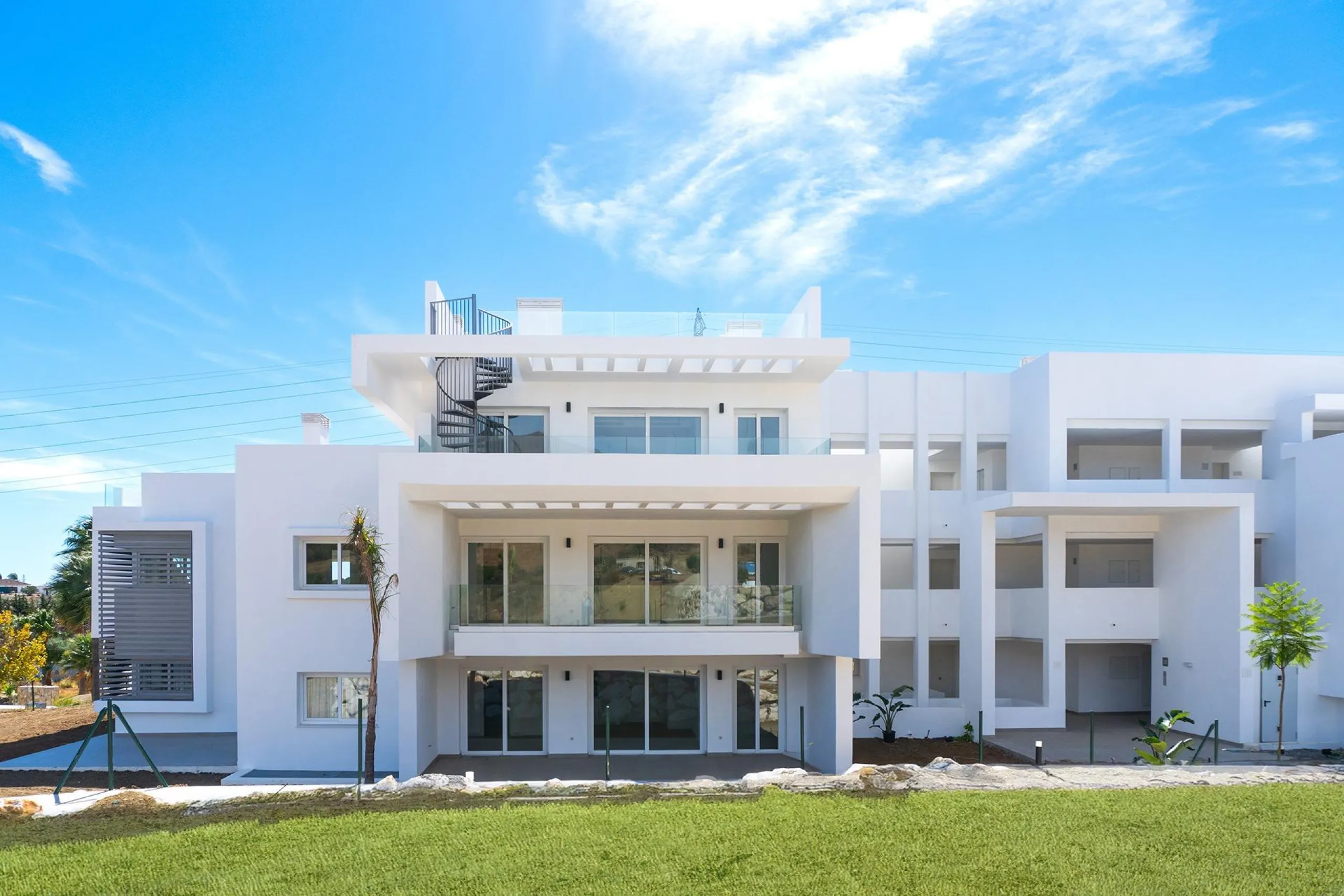 IMPRESSIVE RESIDENTIAL COMPLEX NEAR ESTEPONA& & Housing development in a spectacular residential complex. 59 flats with 1, 2, and 3 bedrooms, and lofts. Each property has a fully equipped kitchen, double glazed windows, hot and cold air conditioning
