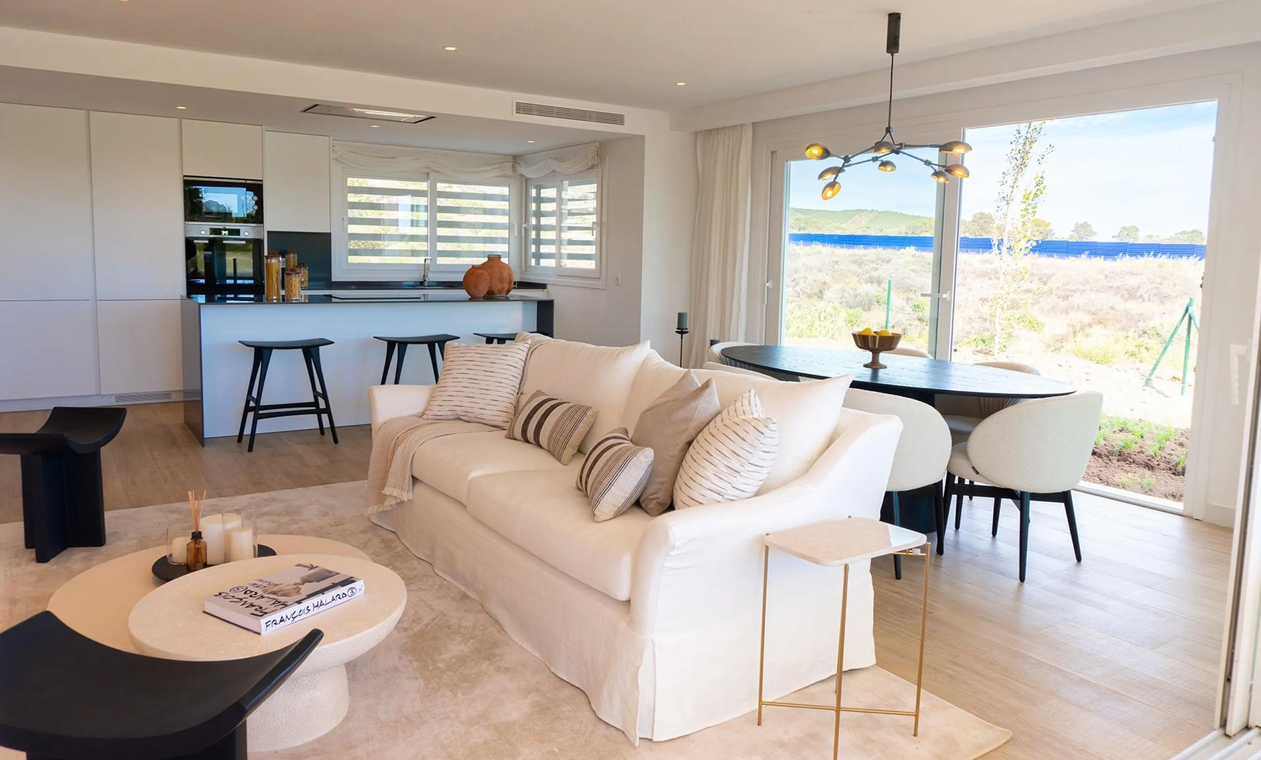 IMPRESSIVE RESIDENTIAL COMPLEX NEAR ESTEPONA& & Housing development in a spectacular residential complex. 59 flats with 1, 2, and 3 bedrooms, and lofts. Each property has a fully equipped kitchen, double glazed windows, hot and cold air conditioning