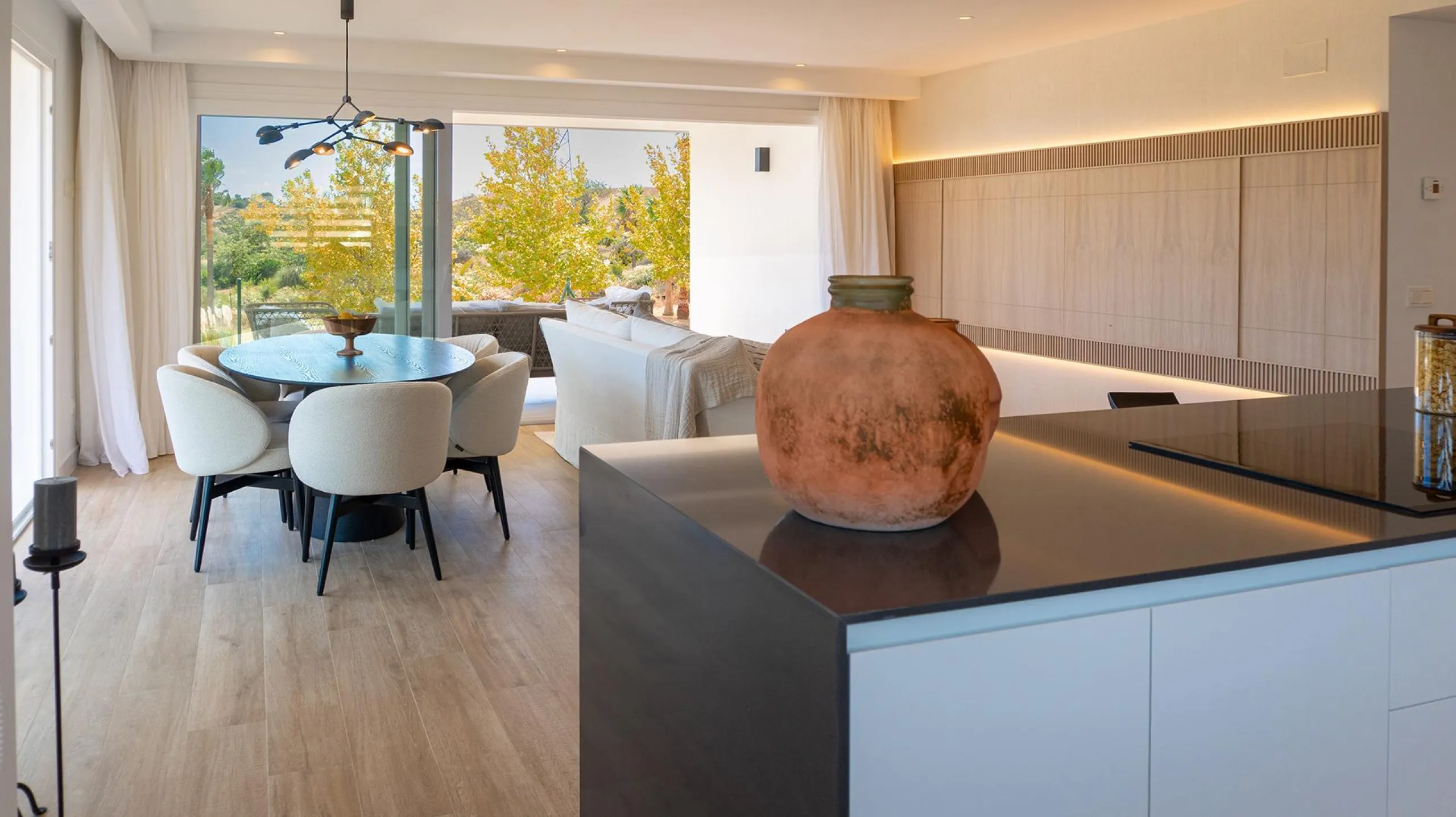 IMPRESSIVE RESIDENTIAL COMPLEX NEAR ESTEPONA& & Housing development in a spectacular residential complex. 59 flats with 1, 2, and 3 bedrooms, and lofts. Each property has a fully equipped kitchen, double glazed windows, hot and cold air conditioning