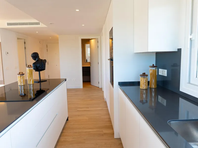 IMPRESSIVE RESIDENTIAL COMPLEX NEAR ESTEPONA& & Housing development in a spectacular residential complex. 59 flats with 1, 2, and 3 bedrooms, and lofts. Each property has a fully equipped kitchen, double glazed windows, hot and cold air conditioning