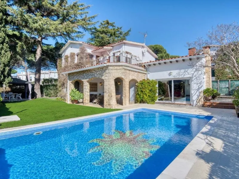 Charming villa with pool in S’Agaró