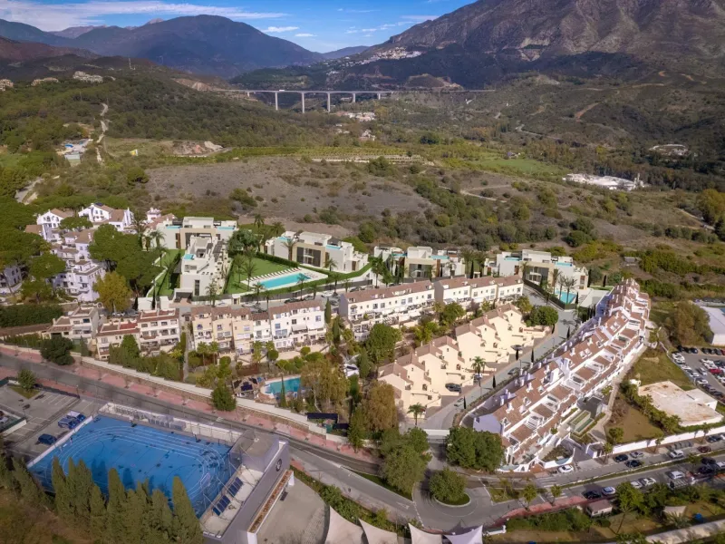 Exclusive New Residential in Aloha Golf, Nueva Andalucía Marbella& & Luxury Living in the Heart of Nueva Andalucía& Discover this exclusive new residential development in Aloha Golf, one of the most prestigious areas of Nueva Andalucía, Marbella.