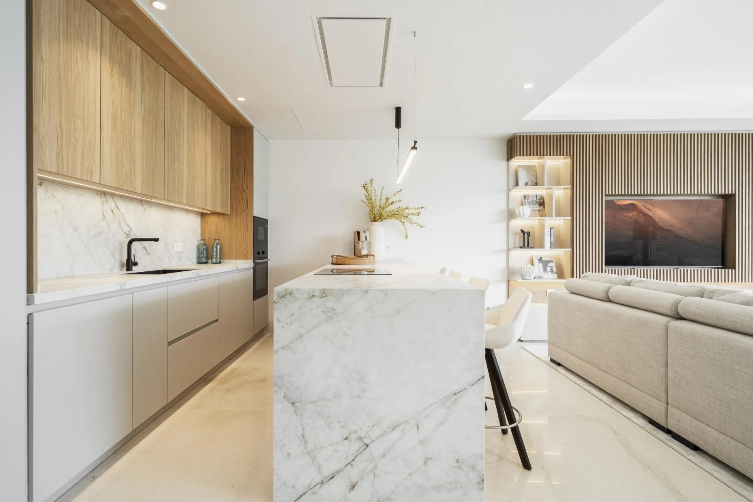 Exclusive New Residential in Aloha Golf, Nueva Andalucía Marbella& & Luxury Living in the Heart of Nueva Andalucía& Discover this exclusive new residential development in Aloha Golf, one of the most prestigious areas of Nueva Andalucía, Marbella.