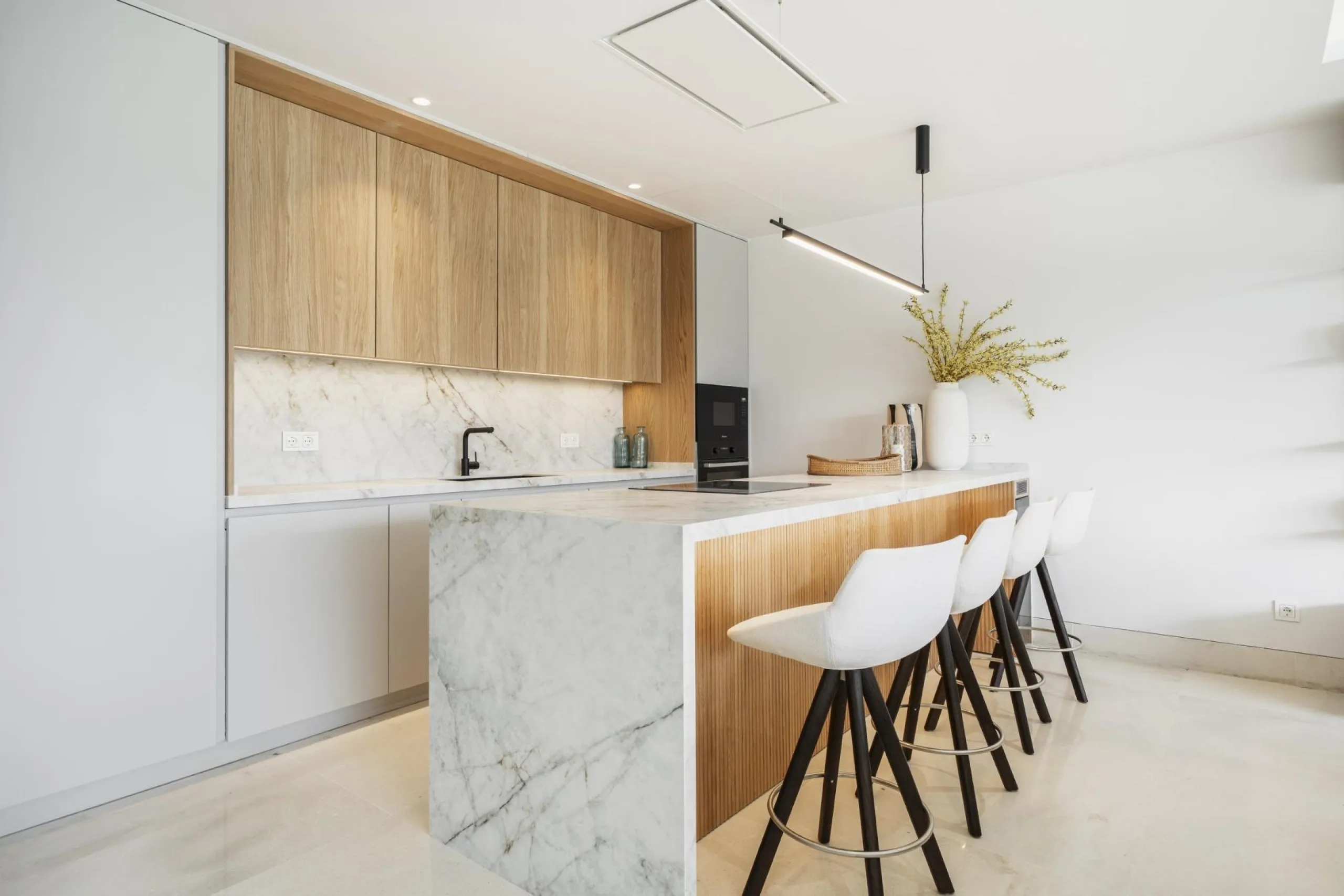 Exclusive New Residential in Aloha Golf, Nueva Andalucía Marbella& & Luxury Living in the Heart of Nueva Andalucía& Discover this exclusive new residential development in Aloha Golf, one of the most prestigious areas of Nueva Andalucía, Marbella.