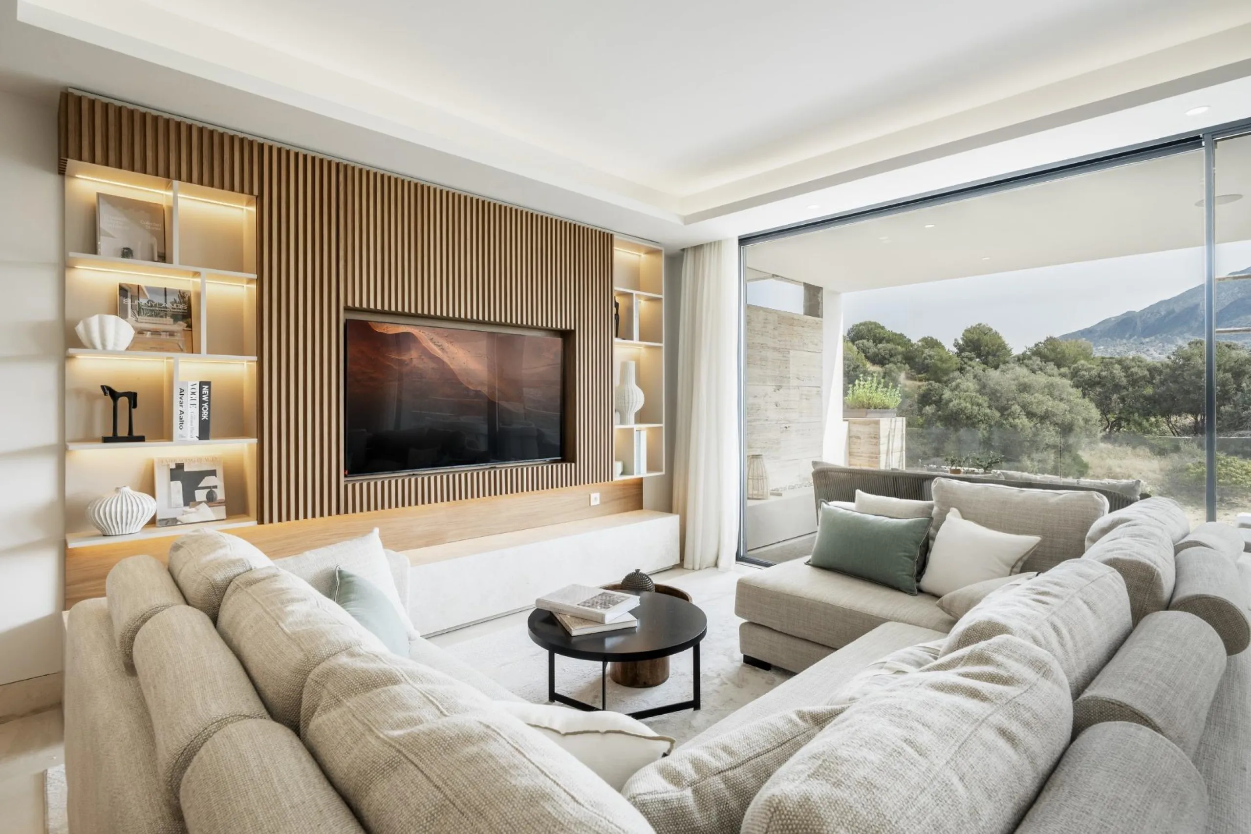 Exclusive New Residential in Aloha Golf, Nueva Andalucía Marbella& & Luxury Living in the Heart of Nueva Andalucía& Discover this exclusive new residential development in Aloha Golf, one of the most prestigious areas of Nueva Andalucía, Marbella.