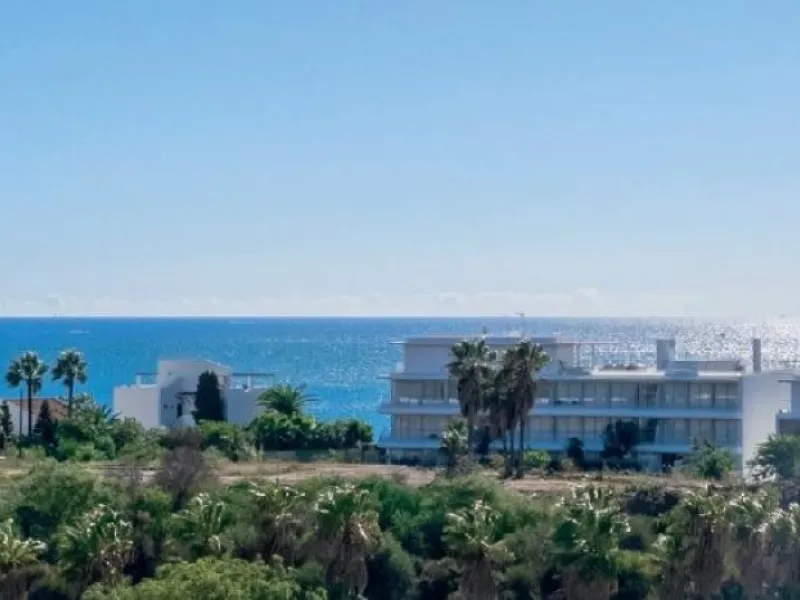 NEW BUILD RESIDENTIAL COMPLEX IN ESTEPONA& & New Build residential complex of 2 and 3 bedroom apartments located in Estepona where you will enjoy stunning sea views.& & The development is made up of 3 three-storey blocks with:& · Ground flo