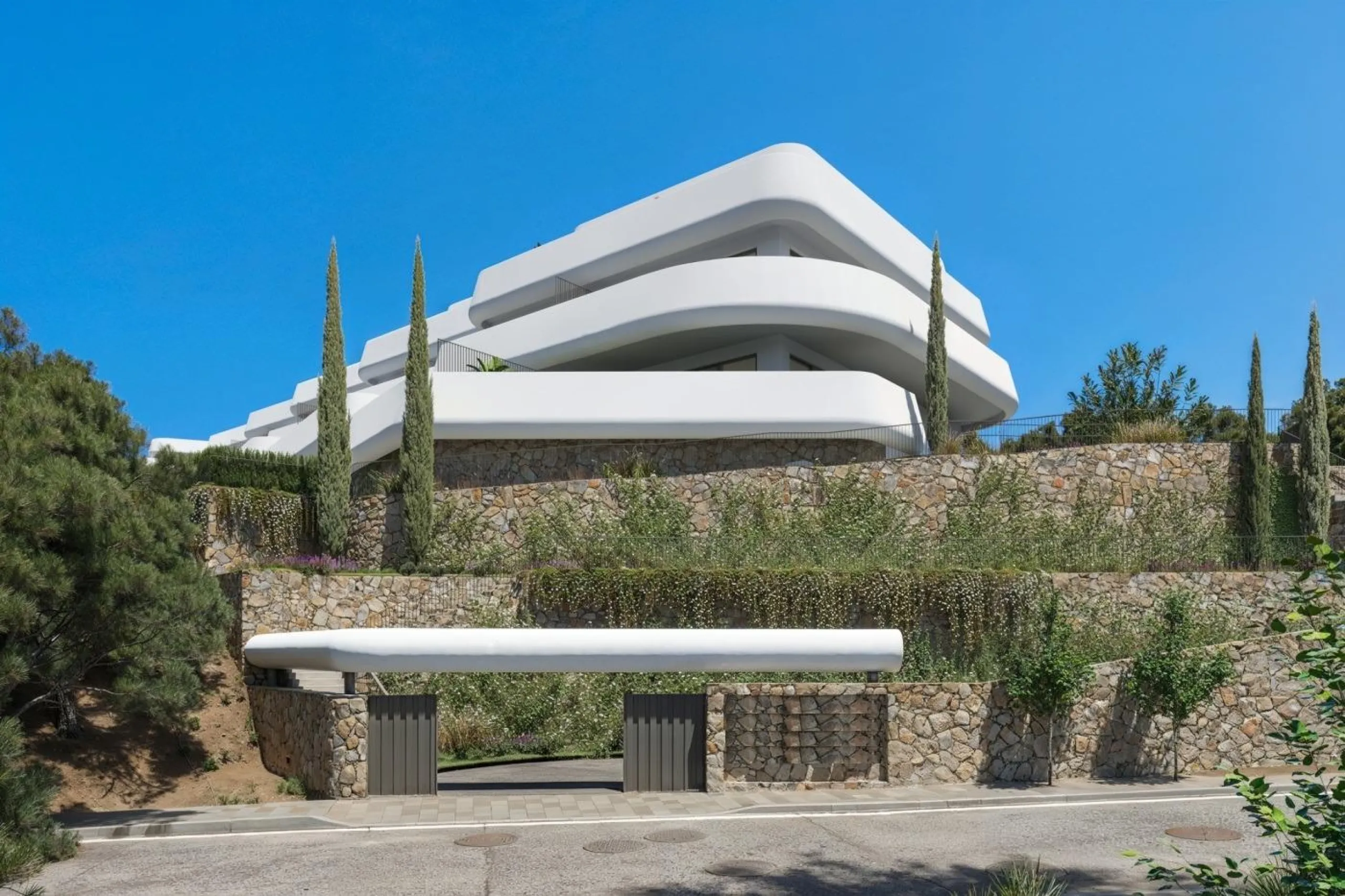 Luxury Golf Resort with Sea Views in Casares, Costa del Sol& & Prime Location Between Casares and Estepona& This new residential development in Casares Golf offers the perfect combination of tranquility, sea views, and a privileged lifestyle on t