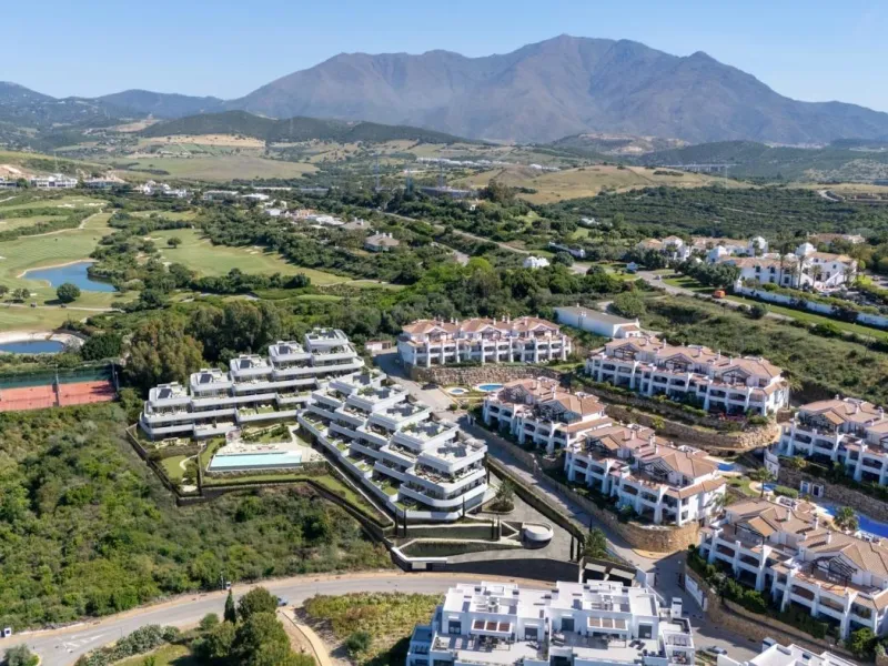 Luxury Golf Resort with Sea Views in Casares, Costa del Sol& & Prime Location Between Casares and Estepona& This new residential development in Casares Golf offers the perfect combination of tranquility, sea views, and a privileged lifestyle on t