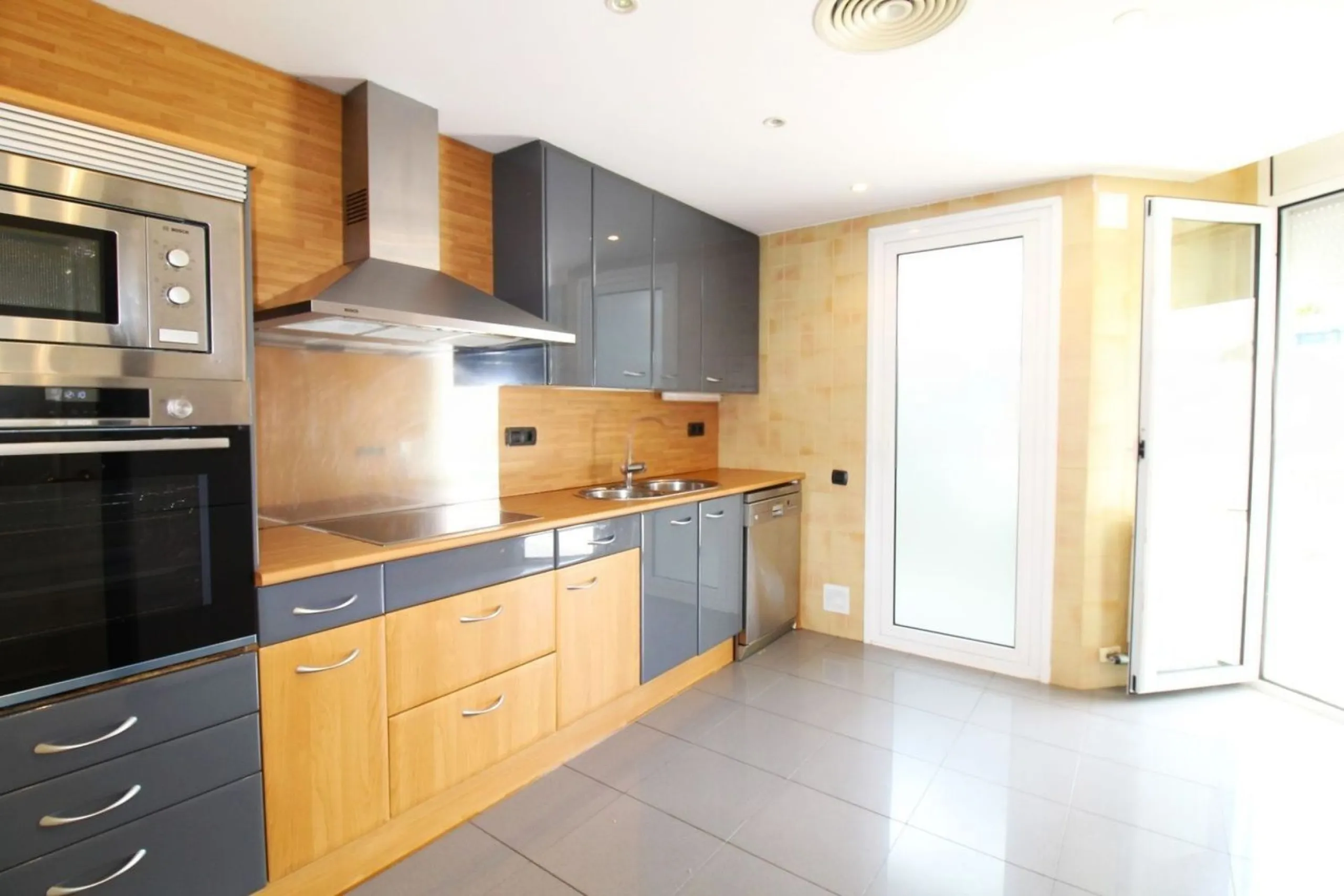 Apartamento elegante con terrazas en Terramar, Sitges