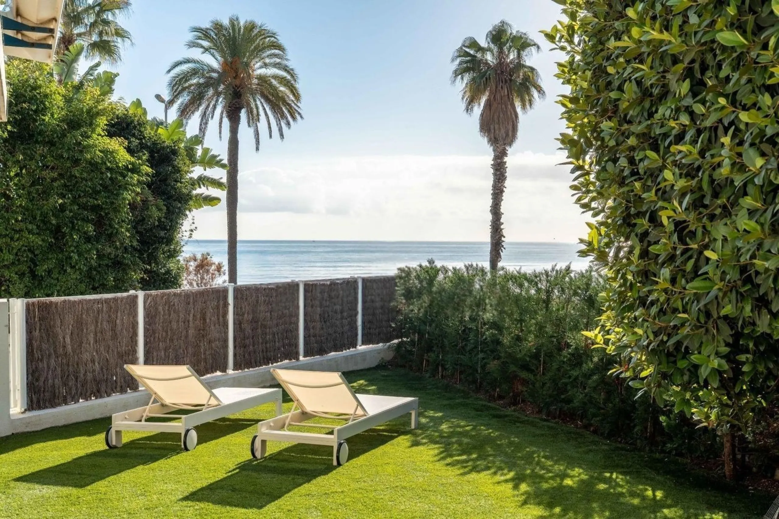Exclusive seafront apartment in Terramar, Sitges