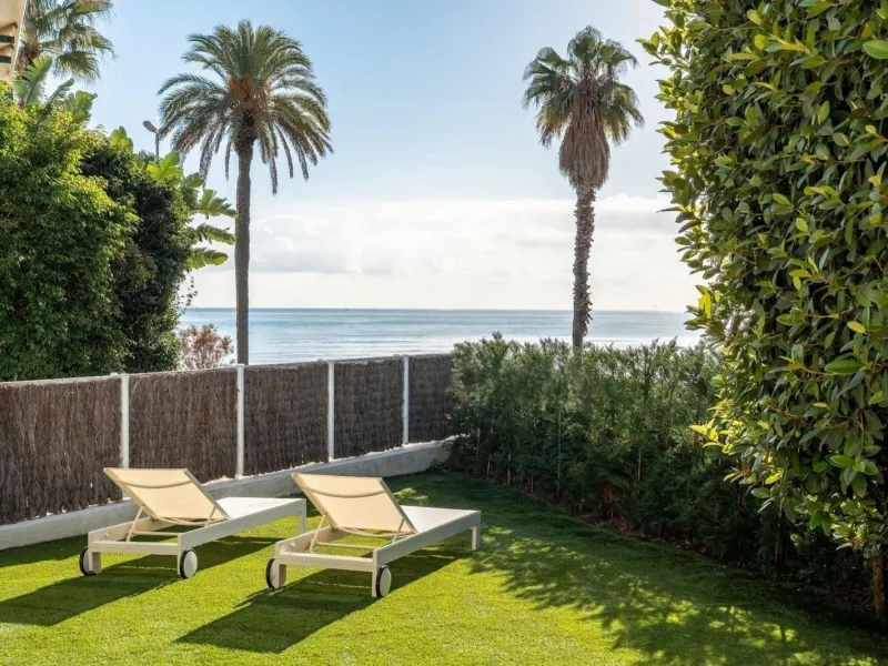 Exclusive seafront apartment in Terramar, Sitges