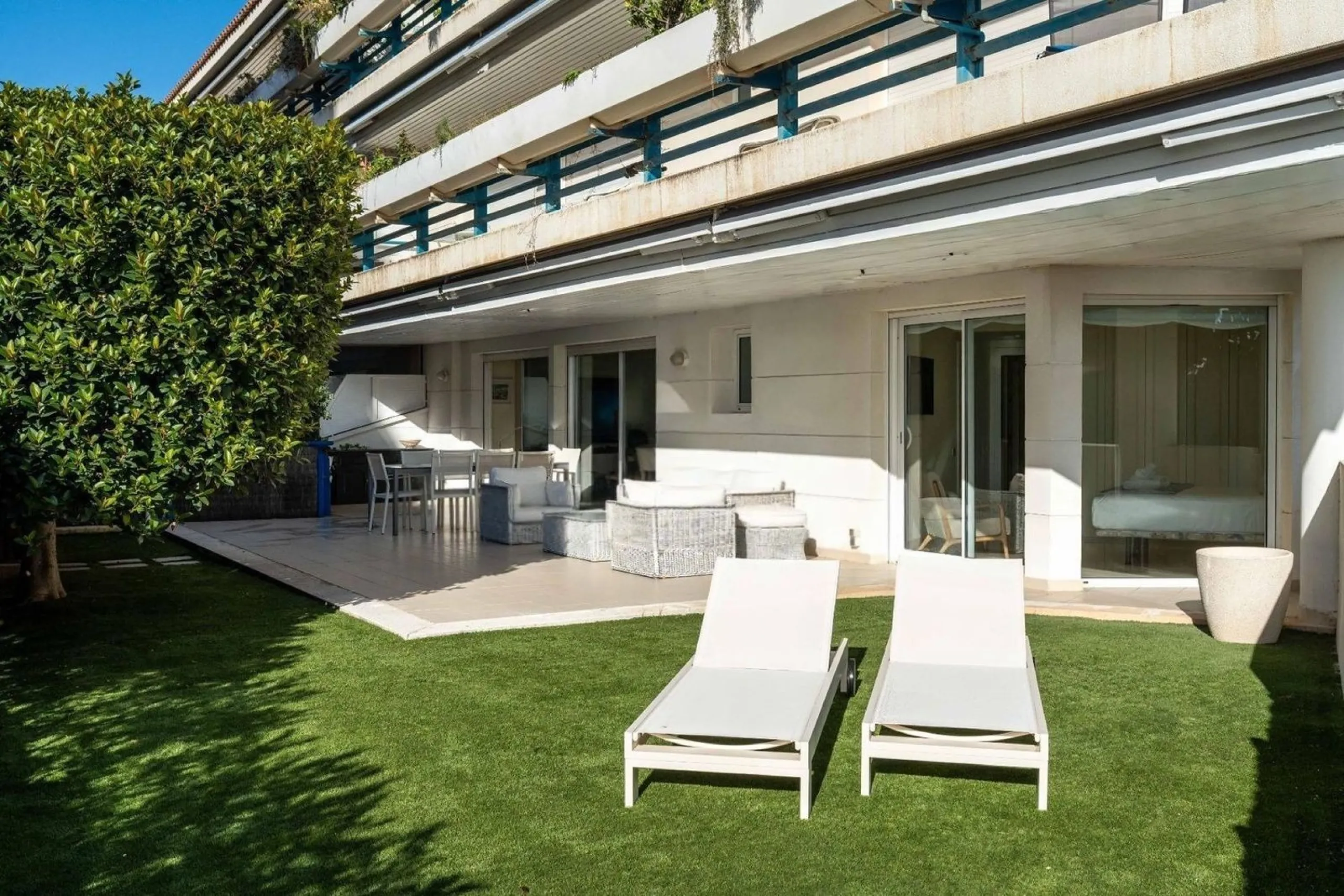 Exclusive seafront apartment in Terramar, Sitges