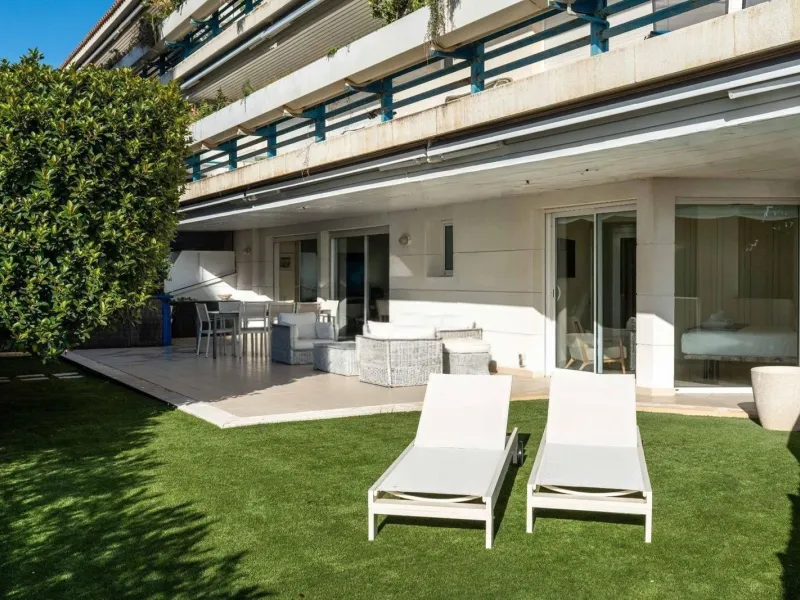 Exclusive seafront apartment in Terramar, Sitges