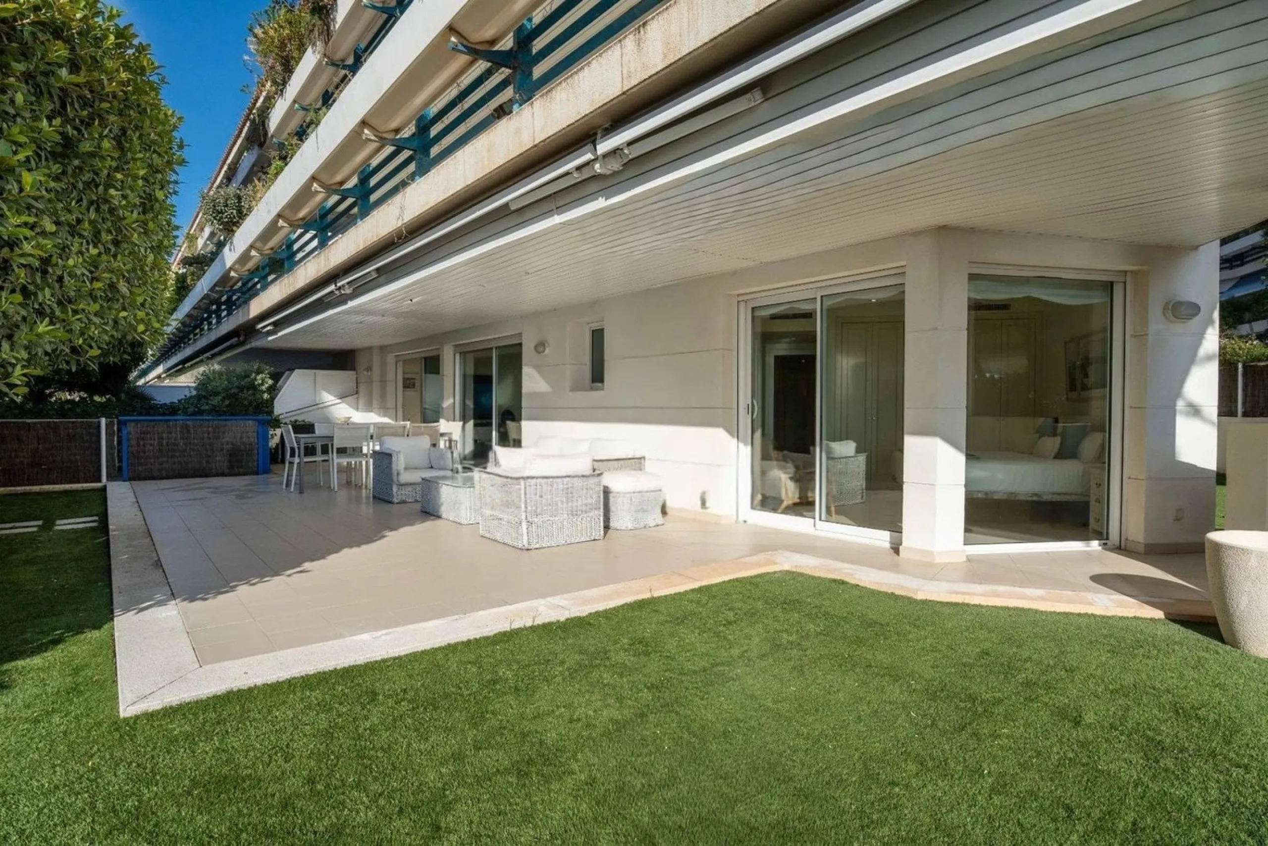 Exclusive seafront apartment in Terramar, Sitges