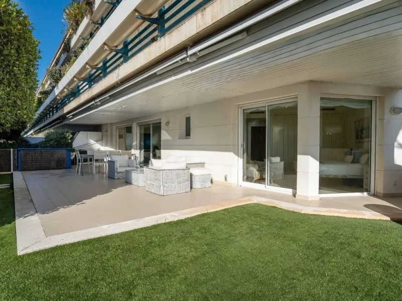 Exclusive seafront apartment in Terramar, Sitges