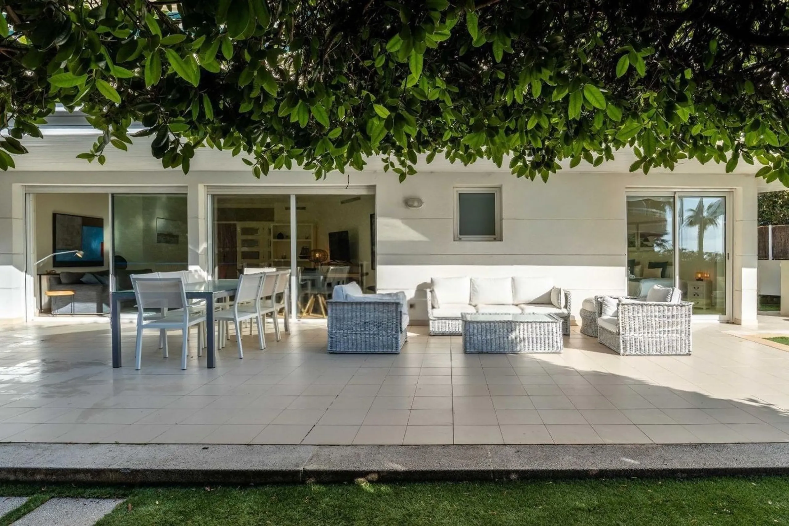Exclusive seafront apartment in Terramar, Sitges