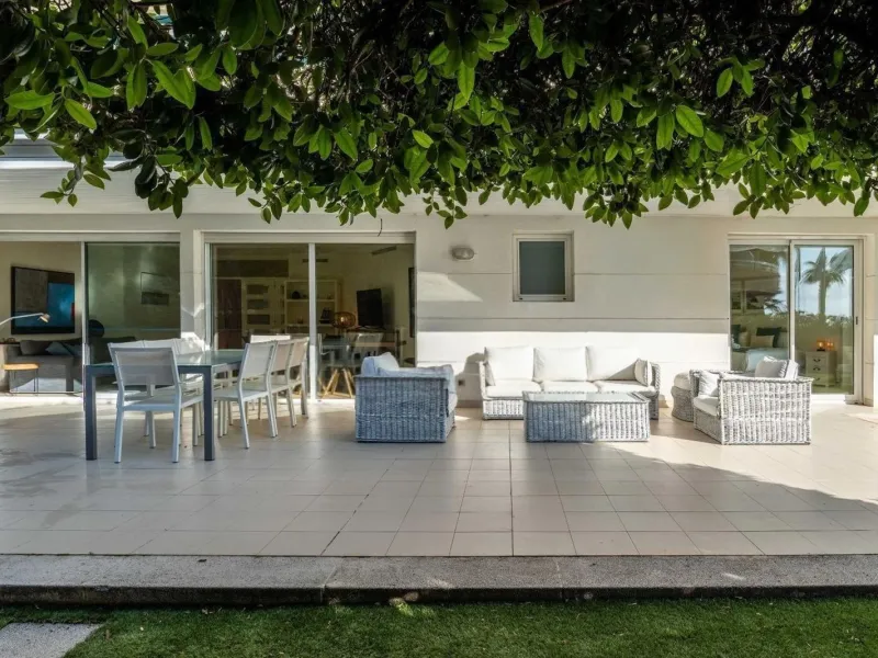 Exclusive seafront apartment in Terramar, Sitges