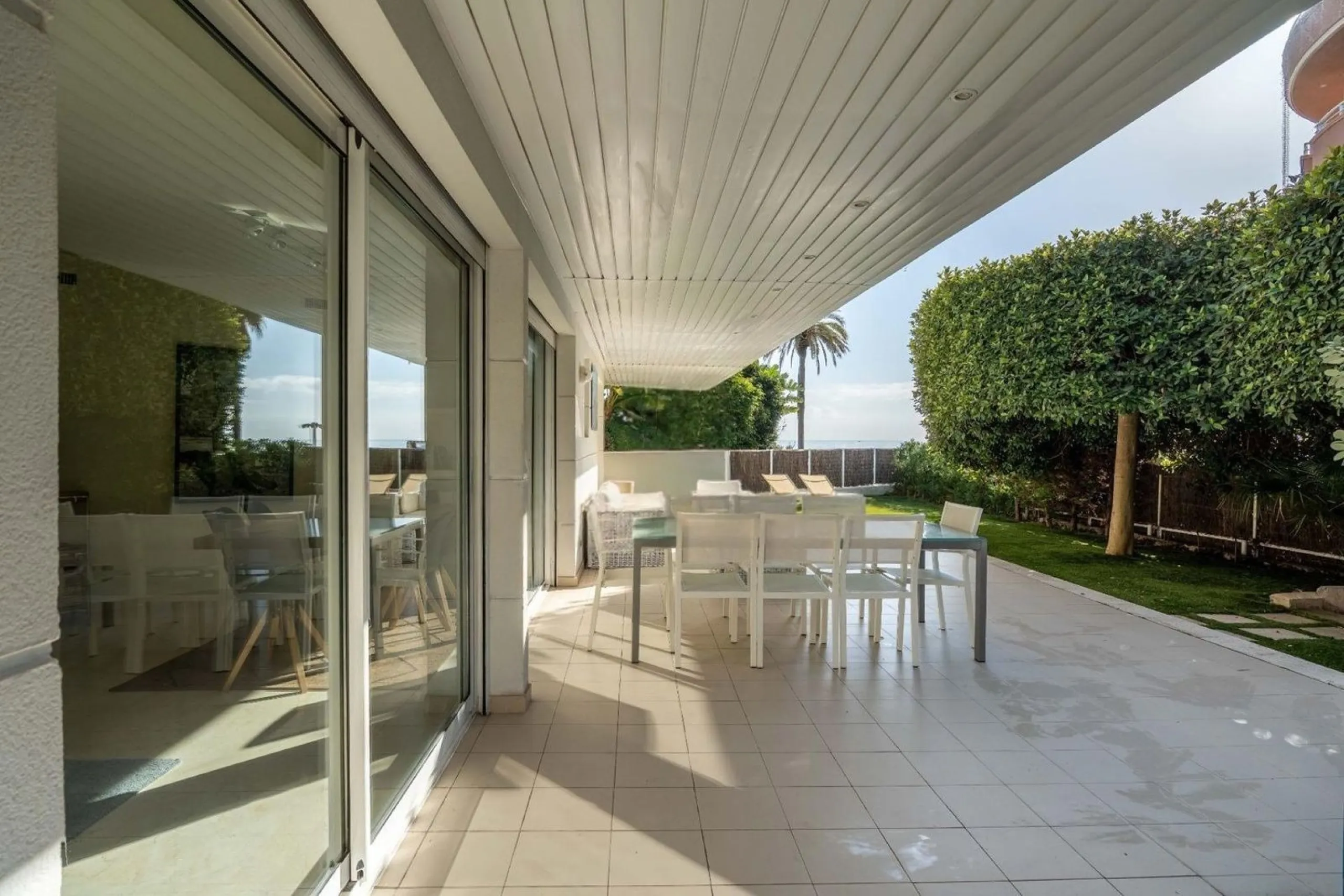 Exclusive seafront apartment in Terramar, Sitges
