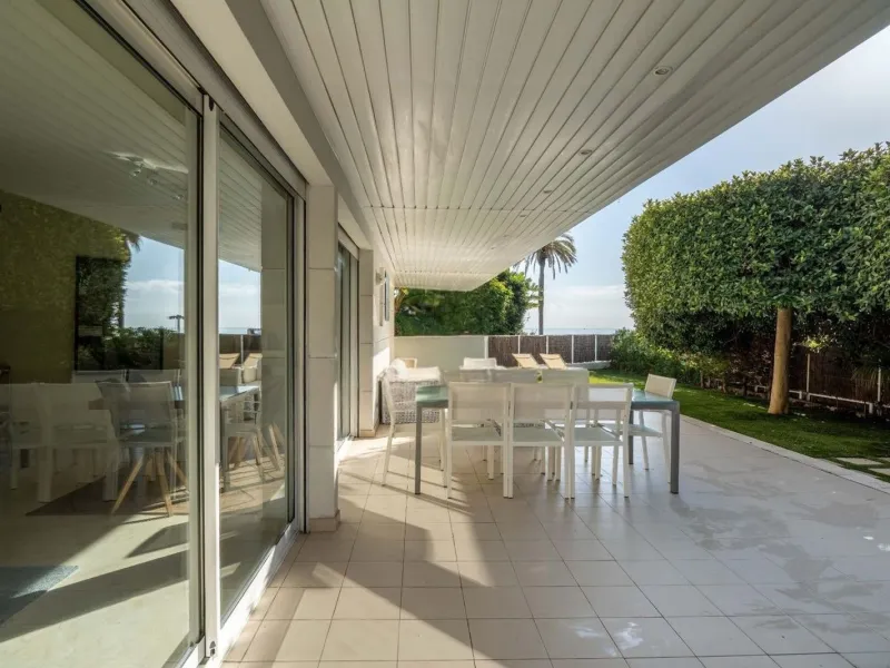 Exclusive seafront apartment in Terramar, Sitges