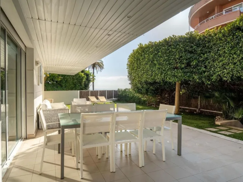Exclusive seafront apartment in Terramar, Sitges