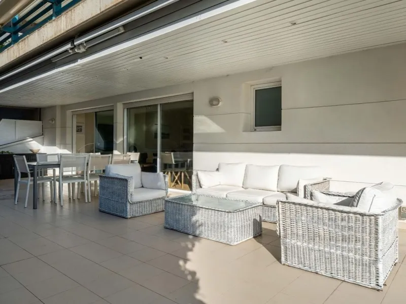 Exclusive seafront apartment in Terramar, Sitges