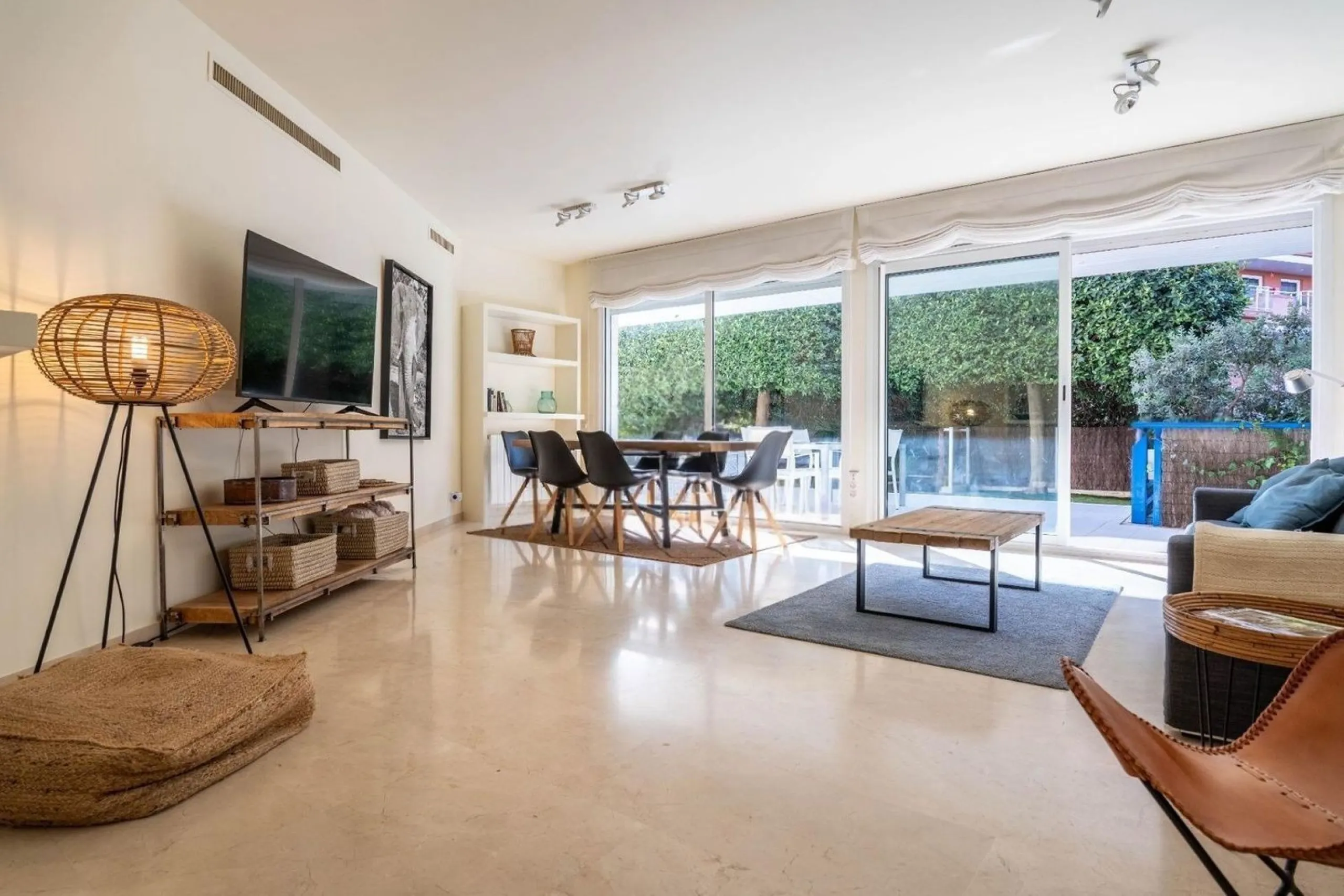 Exclusive seafront apartment in Terramar, Sitges