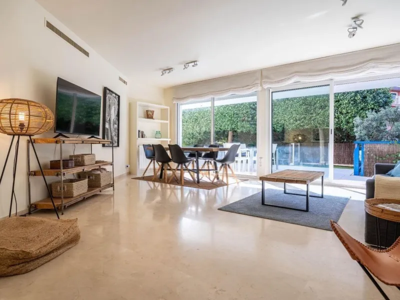 Exclusive seafront apartment in Terramar, Sitges