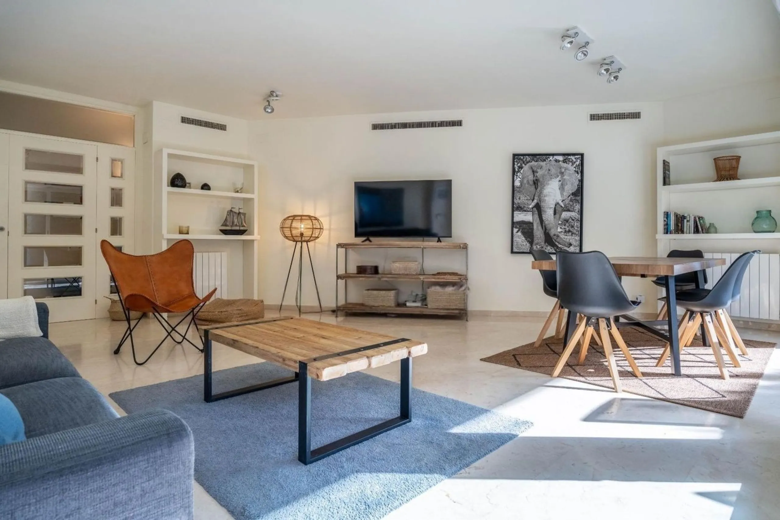Exclusive seafront apartment in Terramar, Sitges
