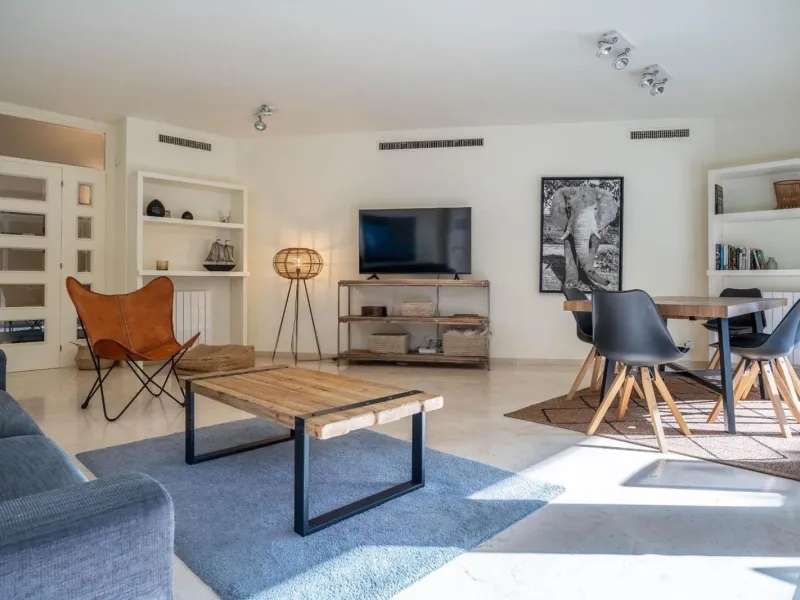 Exclusive seafront apartment in Terramar, Sitges