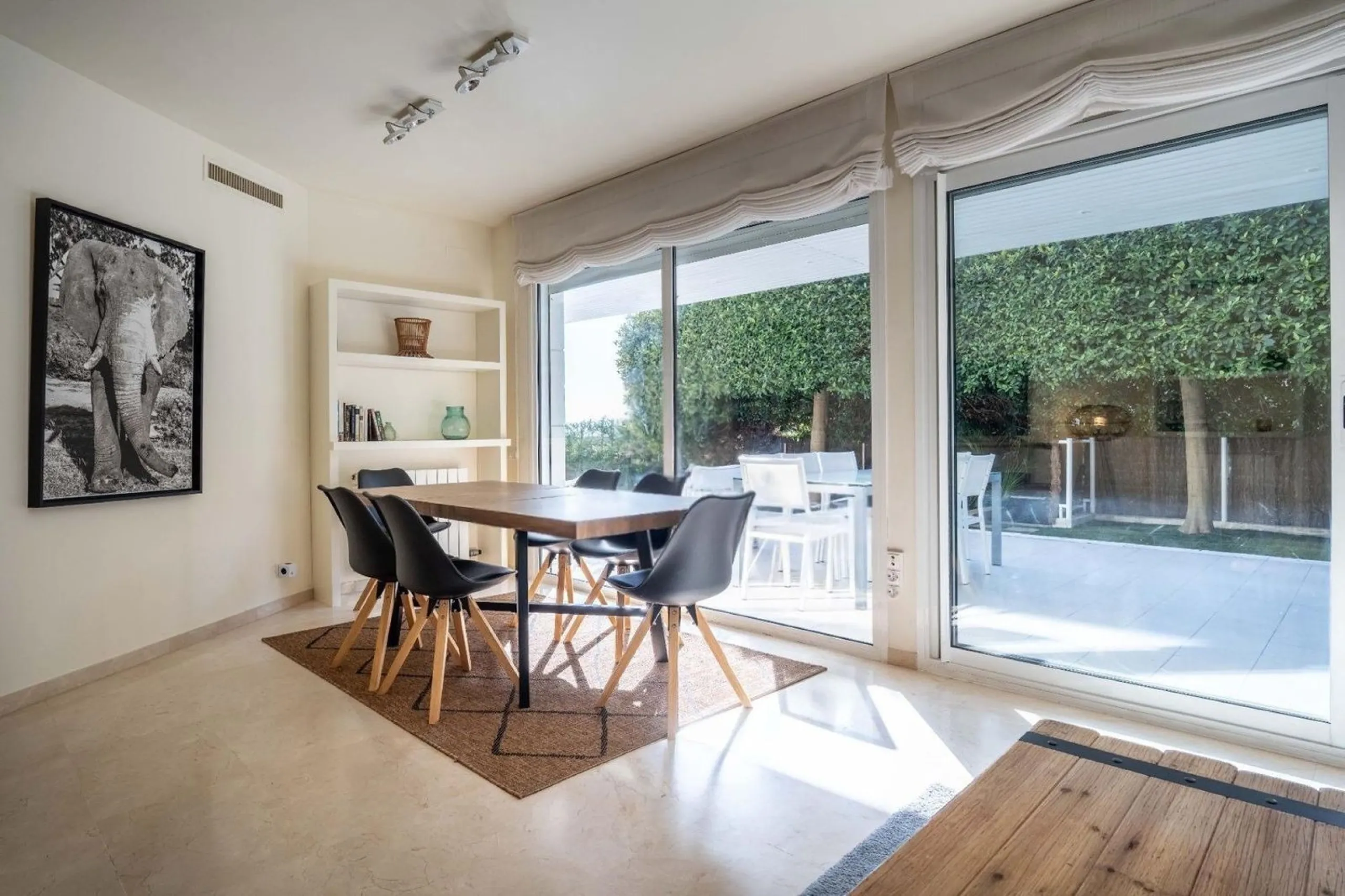 Exclusive seafront apartment in Terramar, Sitges