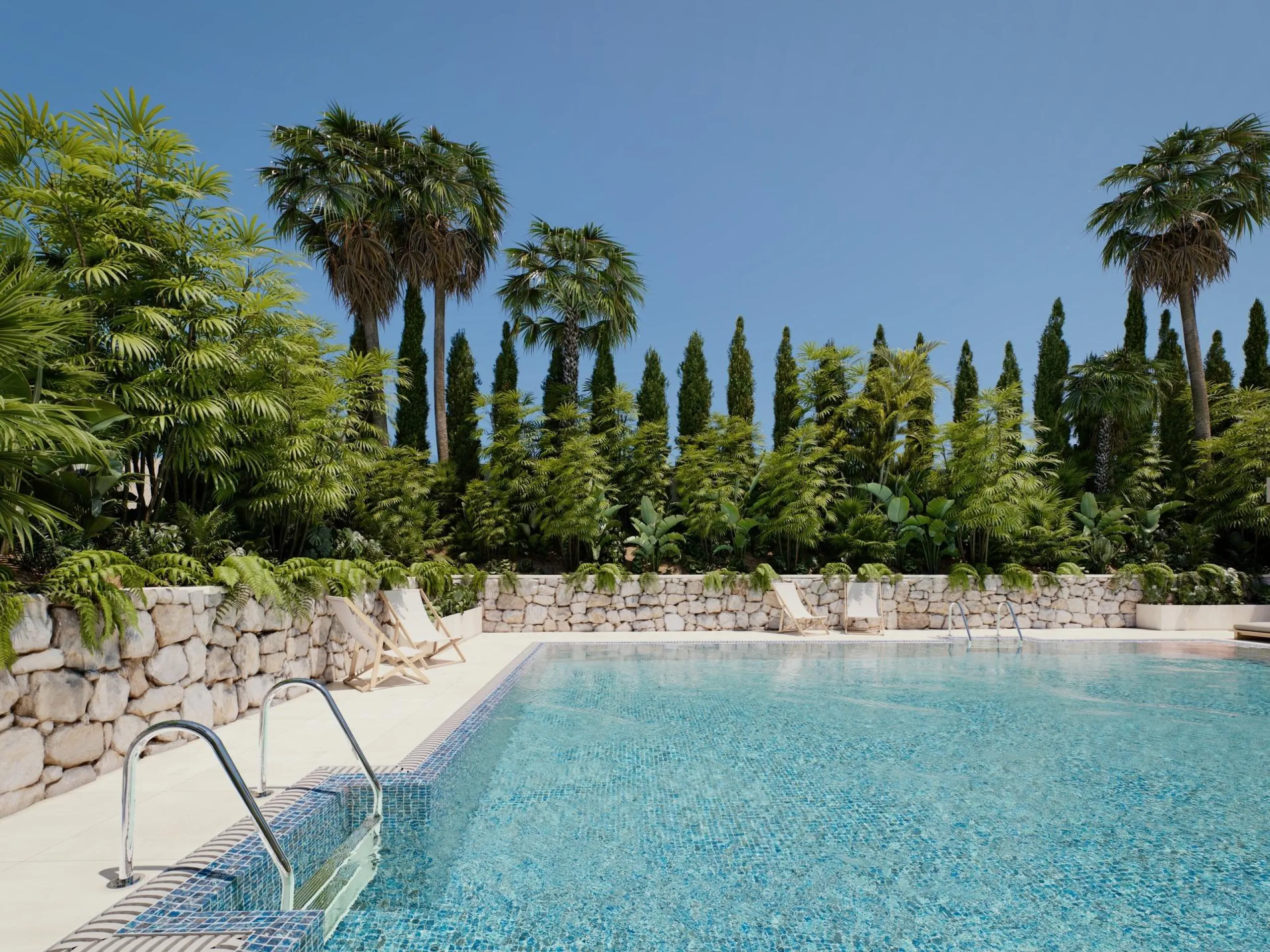 Your Luxury Oasis in Estepona on the Costa del Sol& & Prime Location on the Costa del Sol& & Nestled in the heart of Estepona, this exclusive boutique apartment complex offers an unparalleled living experience along Spain's stunning Costa del 